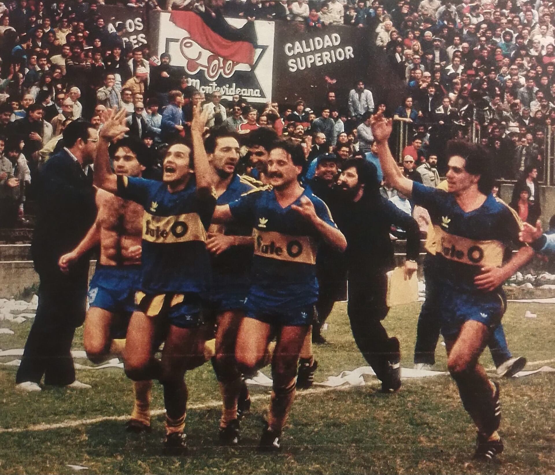 Un puñado de jugadores dio la vuelta olímpica. Por debajo de la camiseta de Boca de Claudio Scalise aparece la de Rosario Central. A pocos metros del túnel, se la sacó y desató definitivamente el escándalo con la provocación