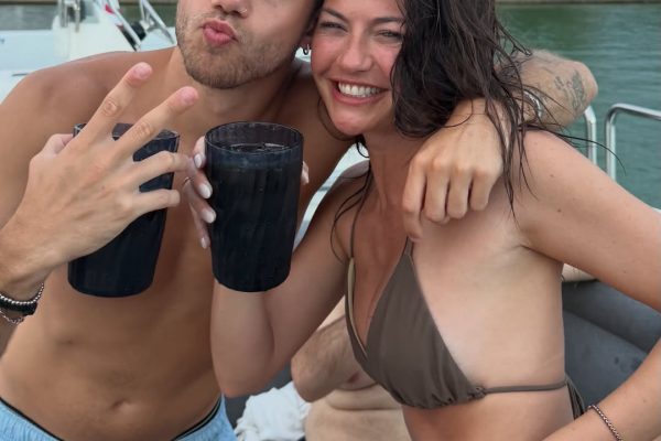 La tarde de Sofía Jujuy Jiménez y Juli Poggio en un yate en Miami: tragos, amigos y diversión