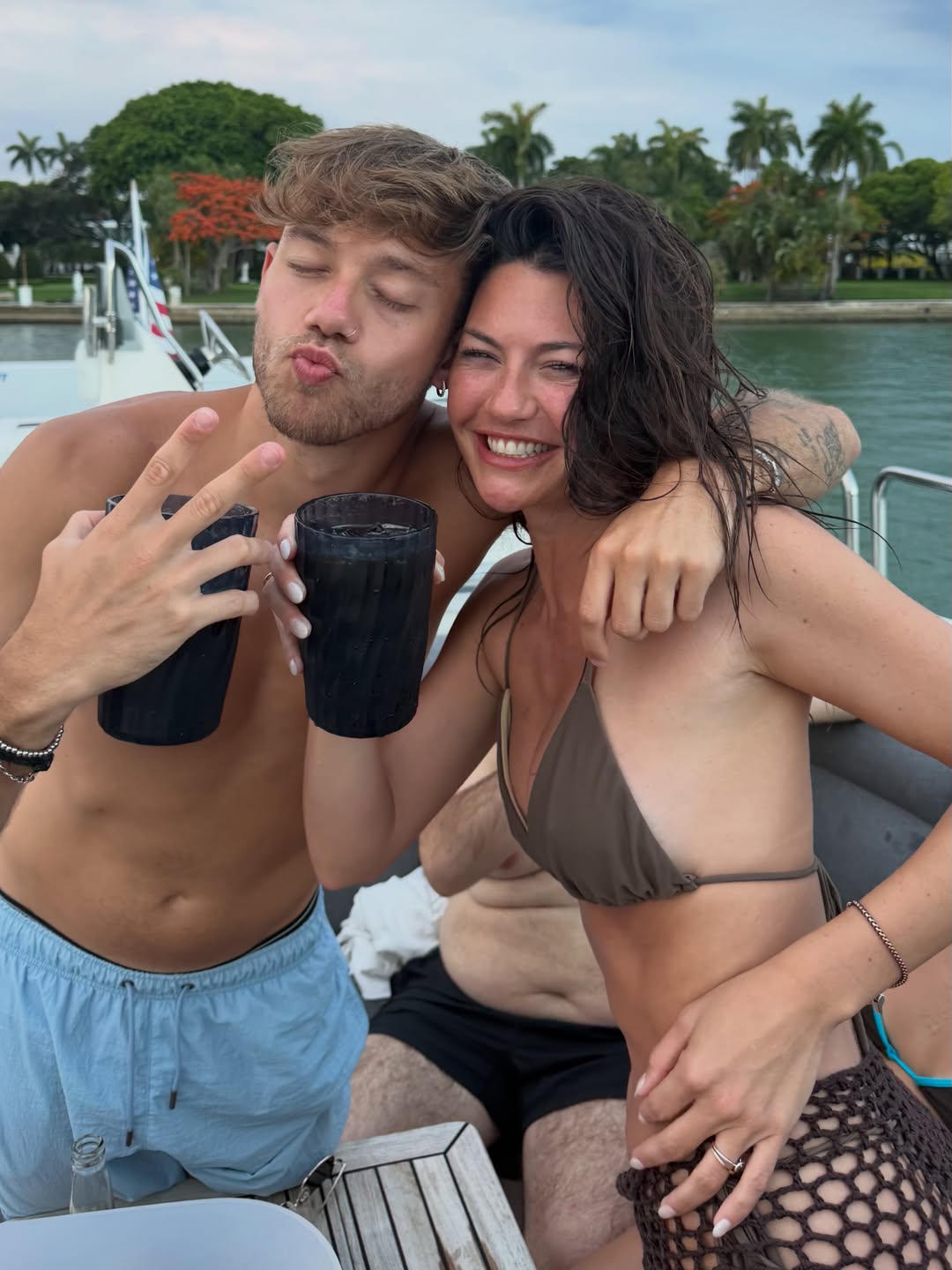 La tarde de Sofía Jujuy Jiménez y Juli Poggio en un yate en Miami: tragos, amigos y diversión