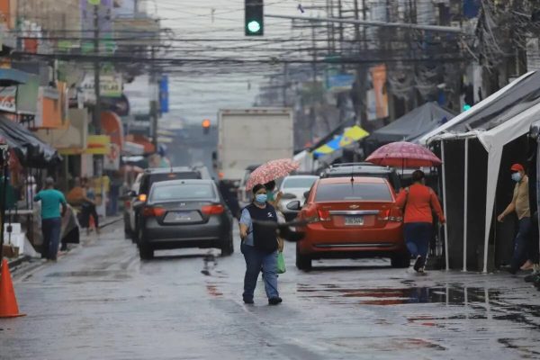 La tormenta tropical Cristina se aleja de Guatemala, pero mantiene lluvias intensas y vientos en aumento