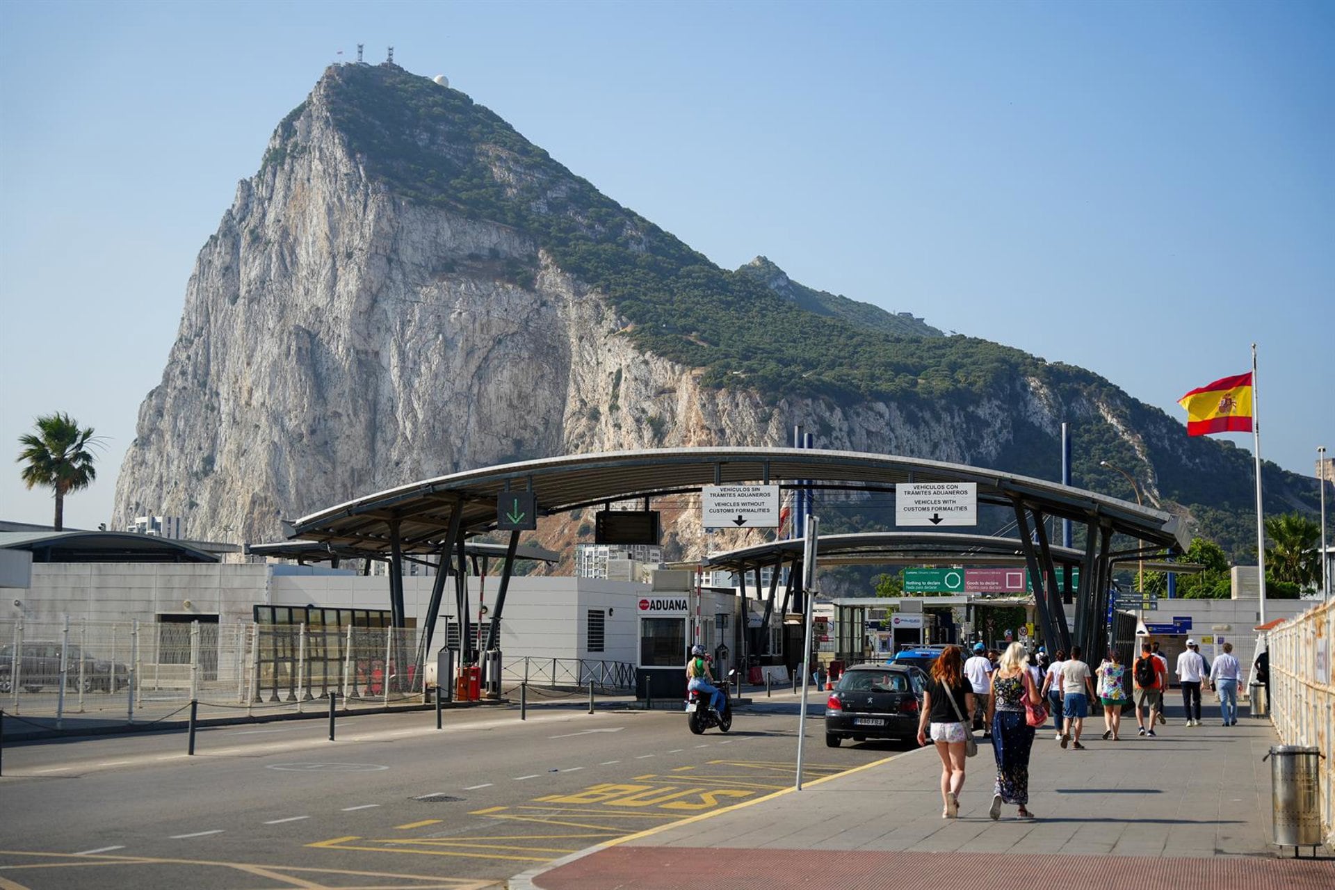 Frontera entre España y Gibraltar, en La Línea de la Concepción (Cádiz), el 12 de junio de 2025. El acuerdo permitirá suprimir este paso fronterizo y trasladar los controles al aeropuerto del Peñón (Europa Press)
