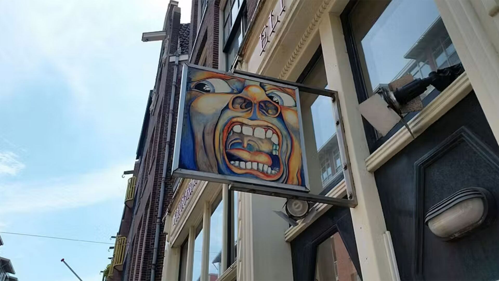 Imagen en la calle de la portada del Álbum 