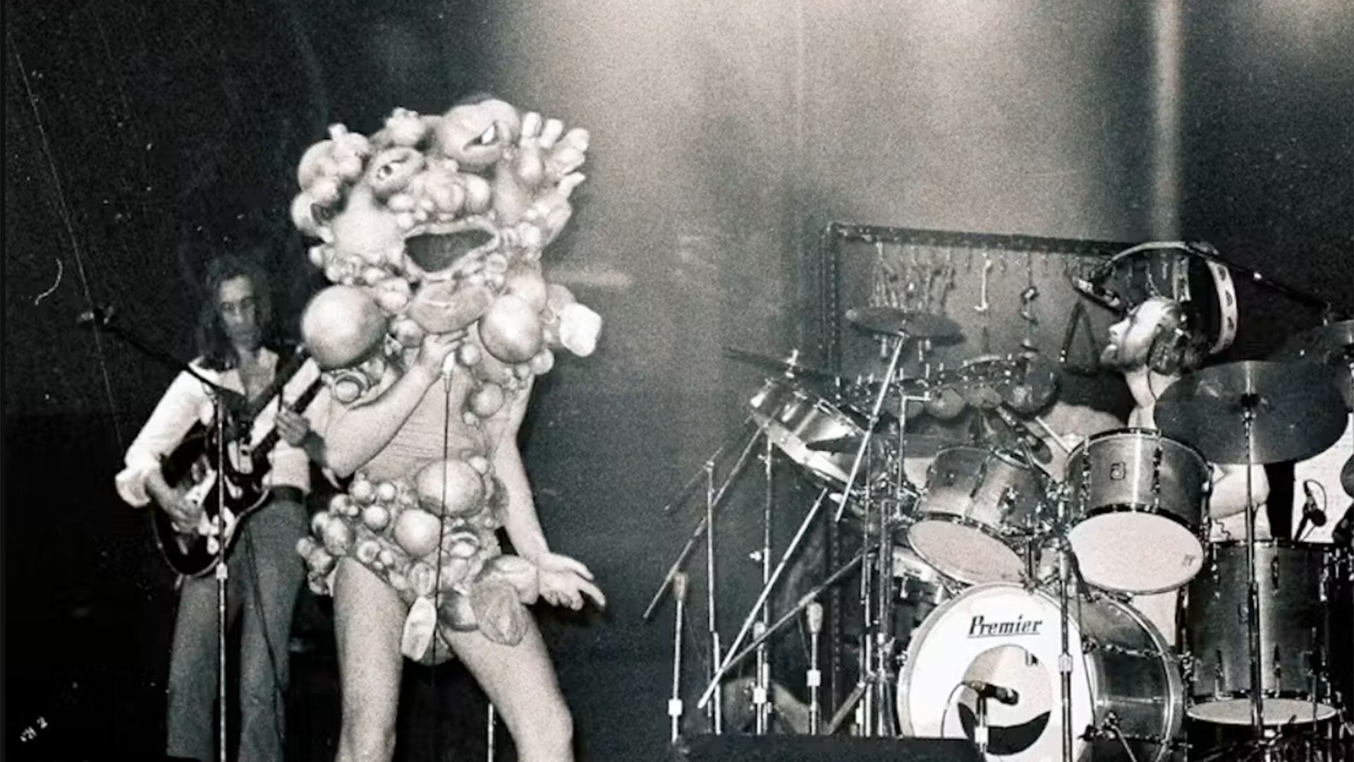 Genesis (con Peter Gabriel disfrazado) actuando en noviembre de 1974 (tony morelli/Wikimedia Commons, CC BY-SA)