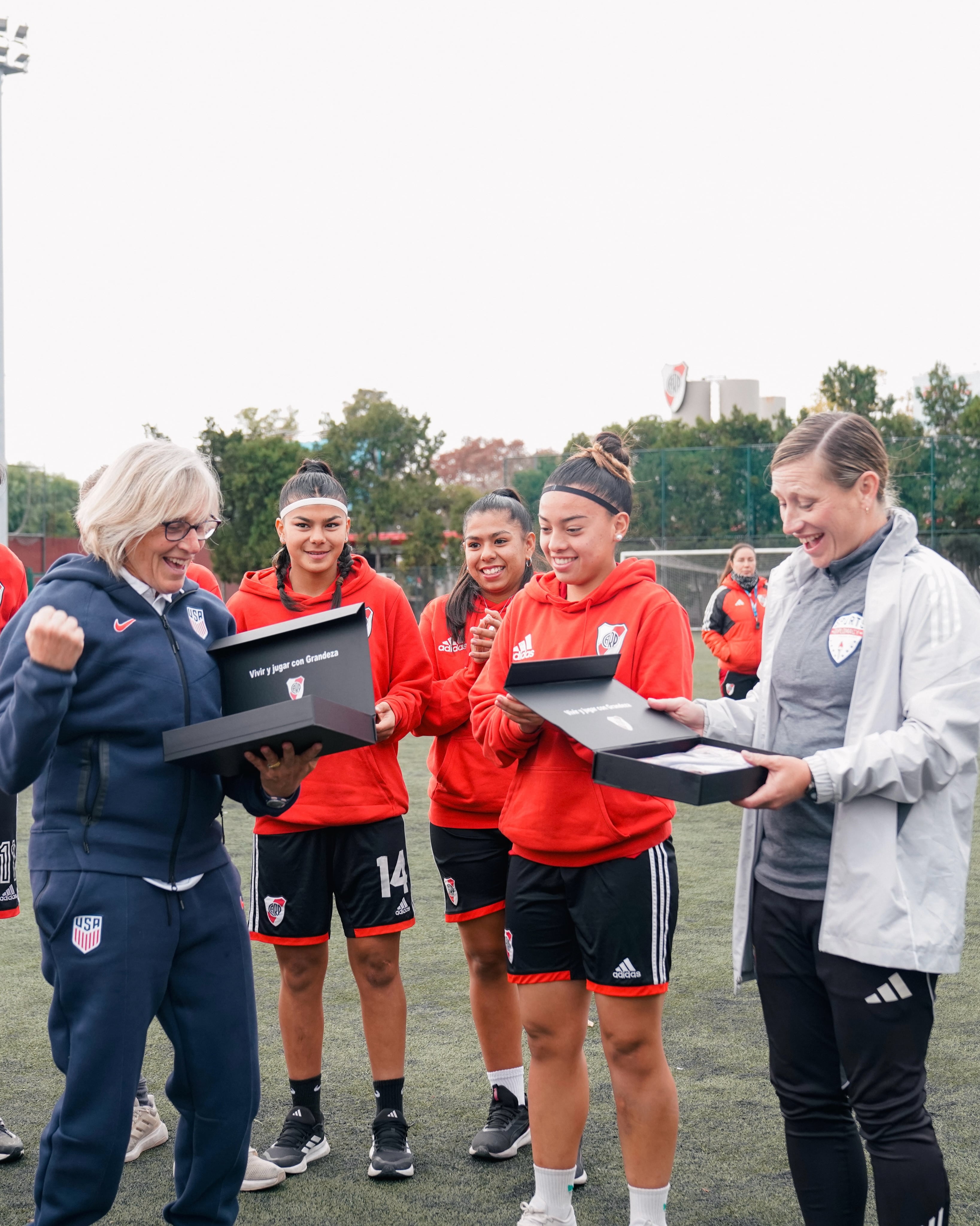 Las especialistas recorrieron estructuras juveniles, dialogaron con promesas y compartieron experiencias sobre inclusión y desarrollo (@riverplate.fem)