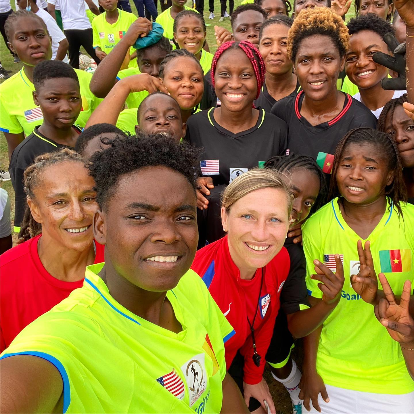 Lisa Berg durante el programa Envoy en Yaundé, capital de Camerún (lisamnsoccer)