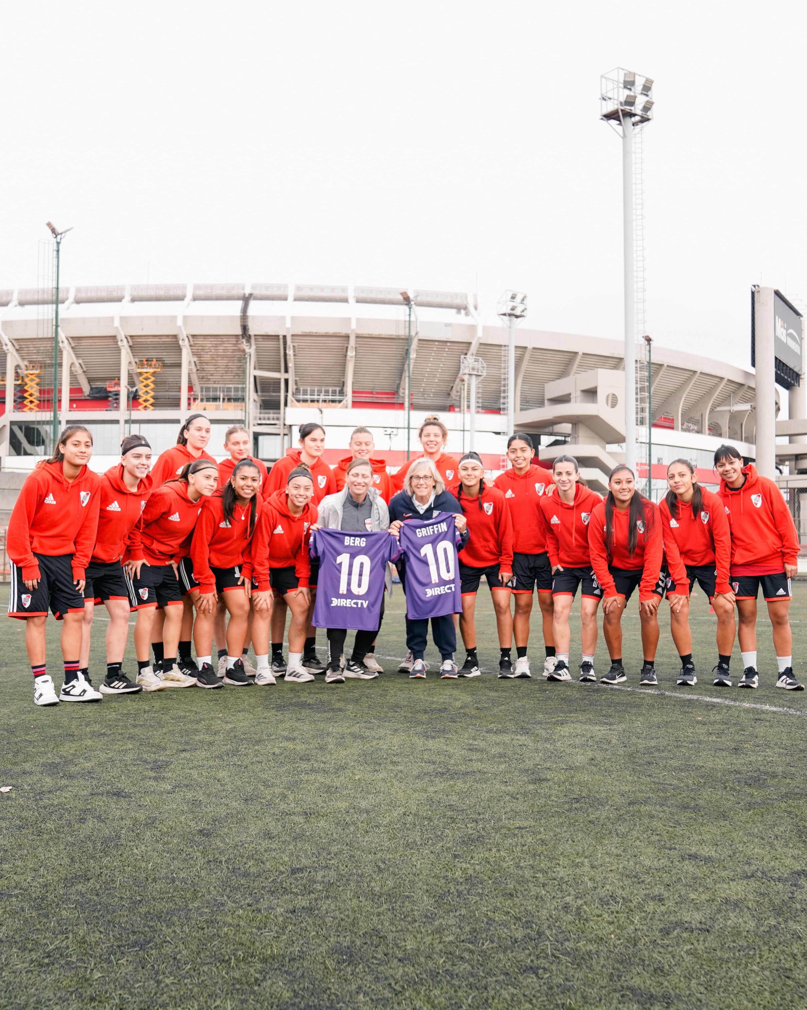 Las referentes charlaron con la reserva de River Plate (@riverplate.fem)