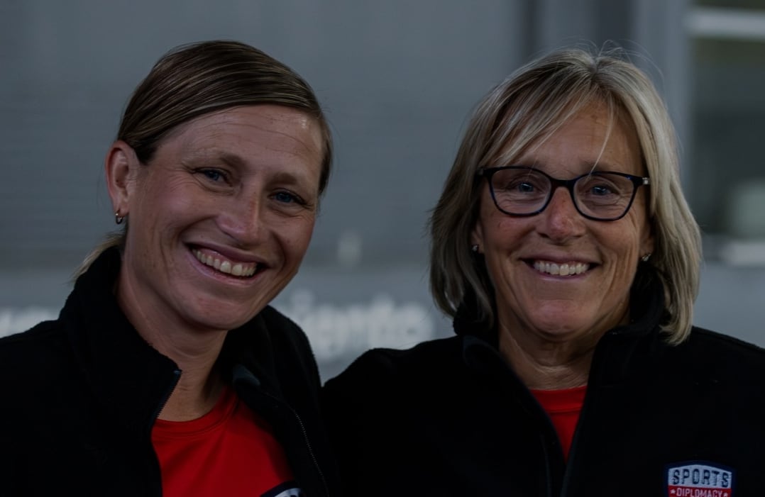 La visita de Amy Griffin y Lisa Berg potencia el crecimiento del fútbol femenino y visibiliza los obstáculos para que las mujeres dirijan y lideren (@deportesba)