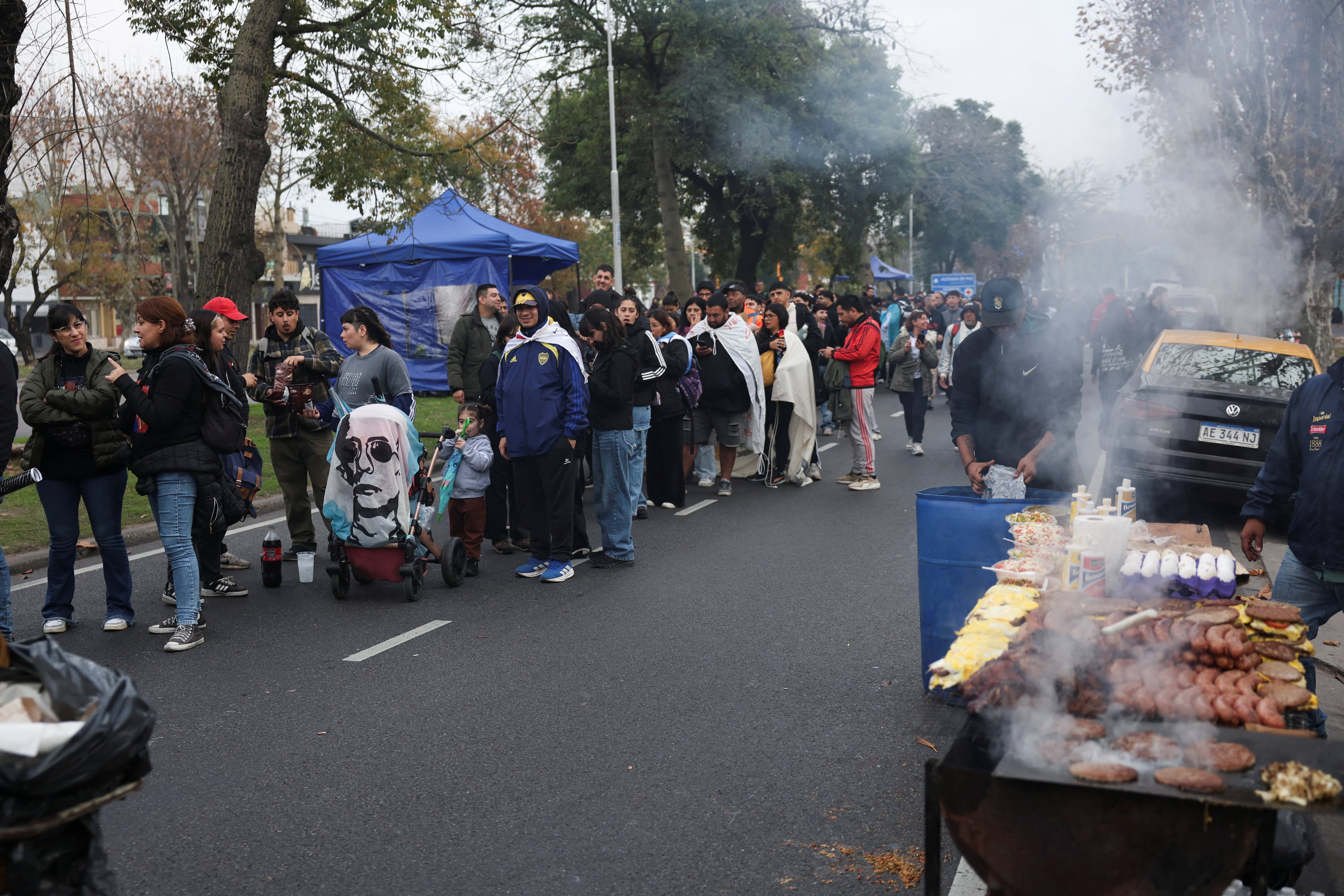 Mientras hacen la fila para ingresar al estadio, muchas fas aprovechan para almorzar en los puestos callejeros