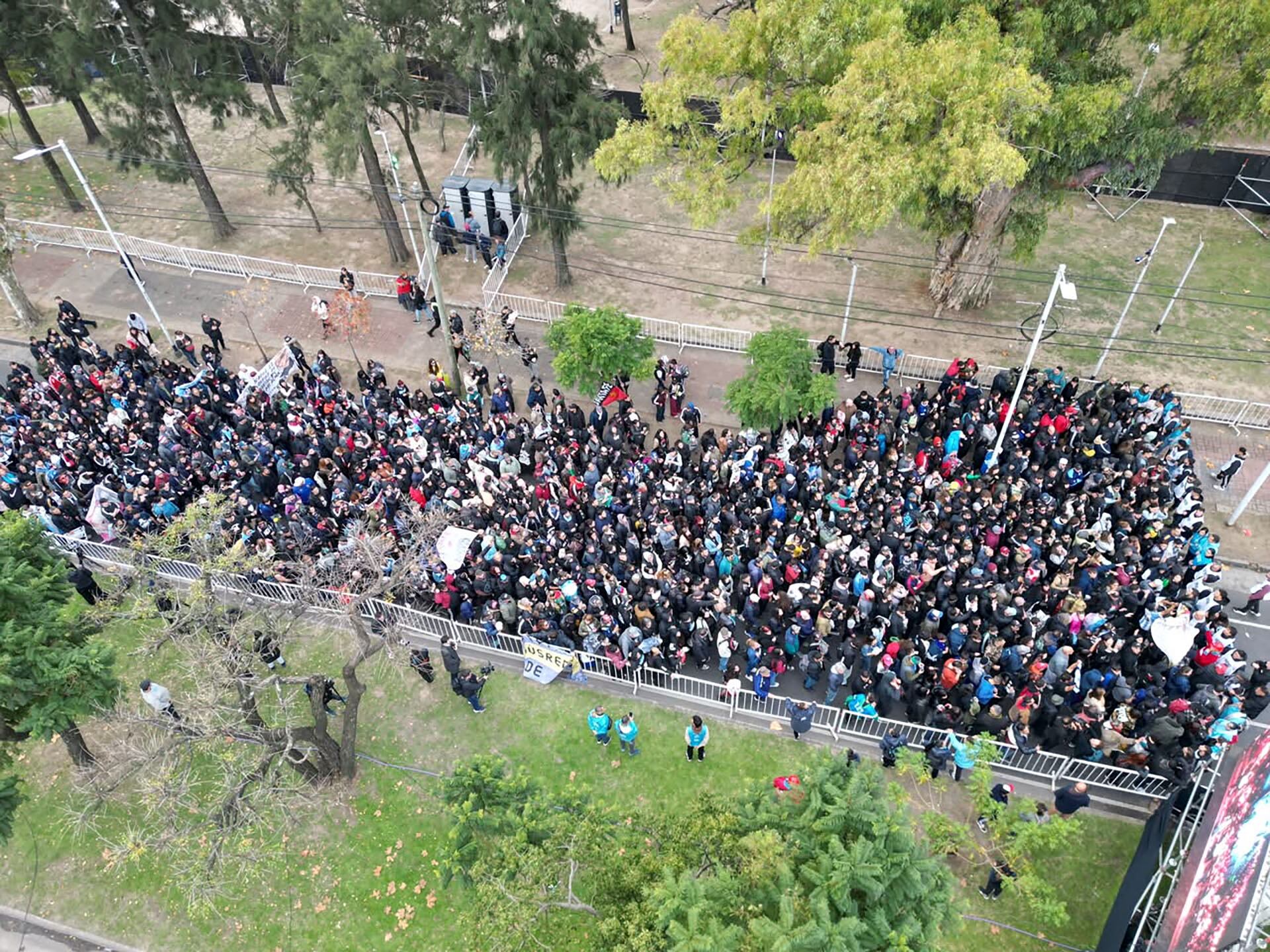 Una multitud de seguidores se congrega en las calles para rendir homenaje y despedir al reconocido músico Indio Solari durante su velorio.