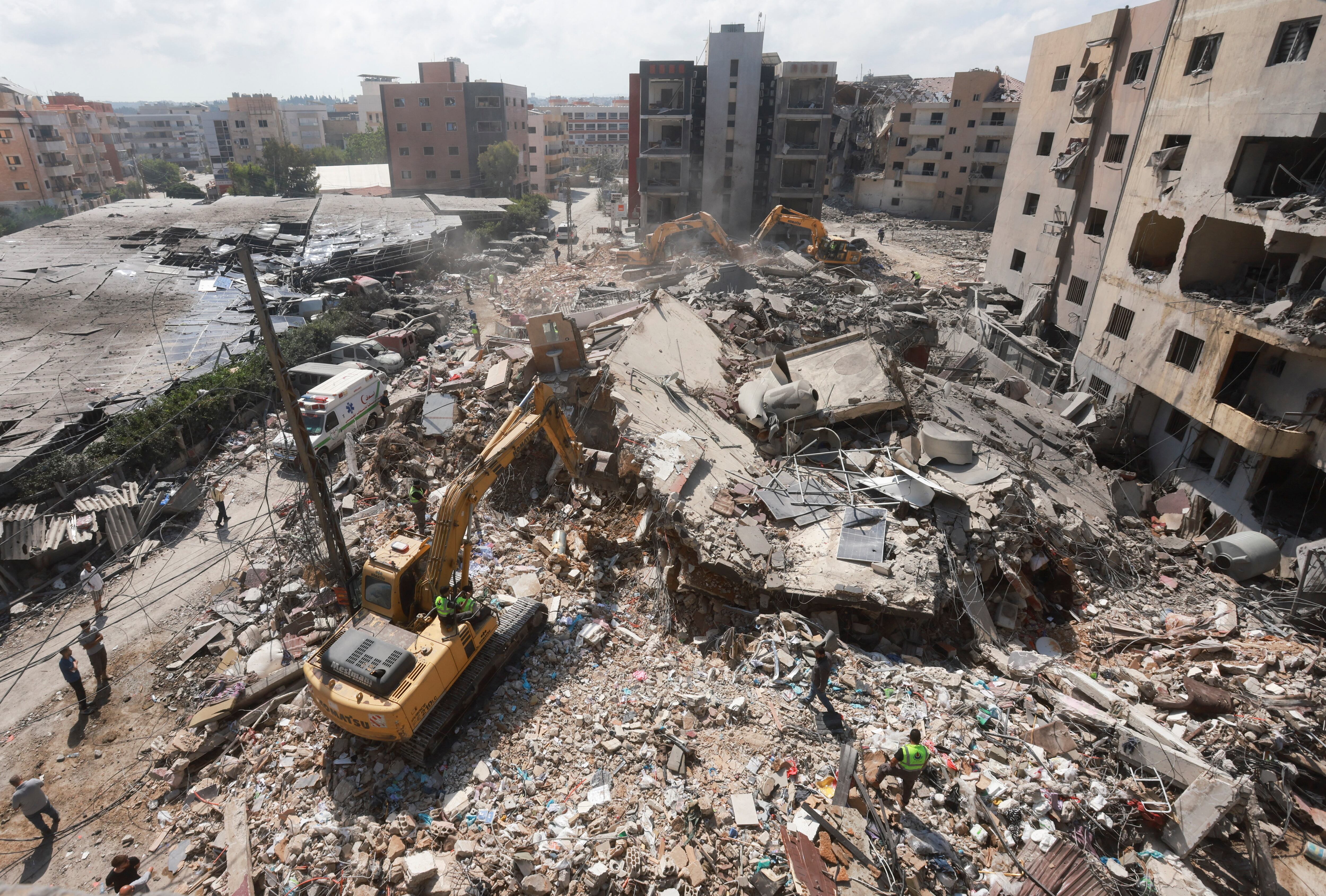 Varias personas inspeccionan los daños causados por un ataque israelí que tuvo lugar el lunes cerca de un hospital, en Tiro (Líbano), el 2 de junio de 2026. (REUTERS/Aziz Taher)