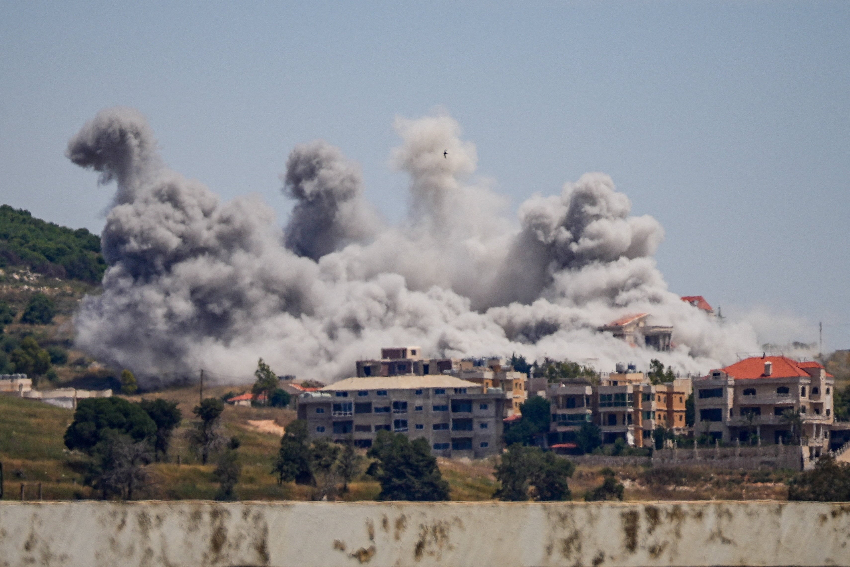 Una densa columna de humo se eleva desde el sur de Líbano, tras los ataques israelíes, tal como se observa desde Nabatie, Líbano. 3 de junio de 2026. (REUTERS/Stringer)