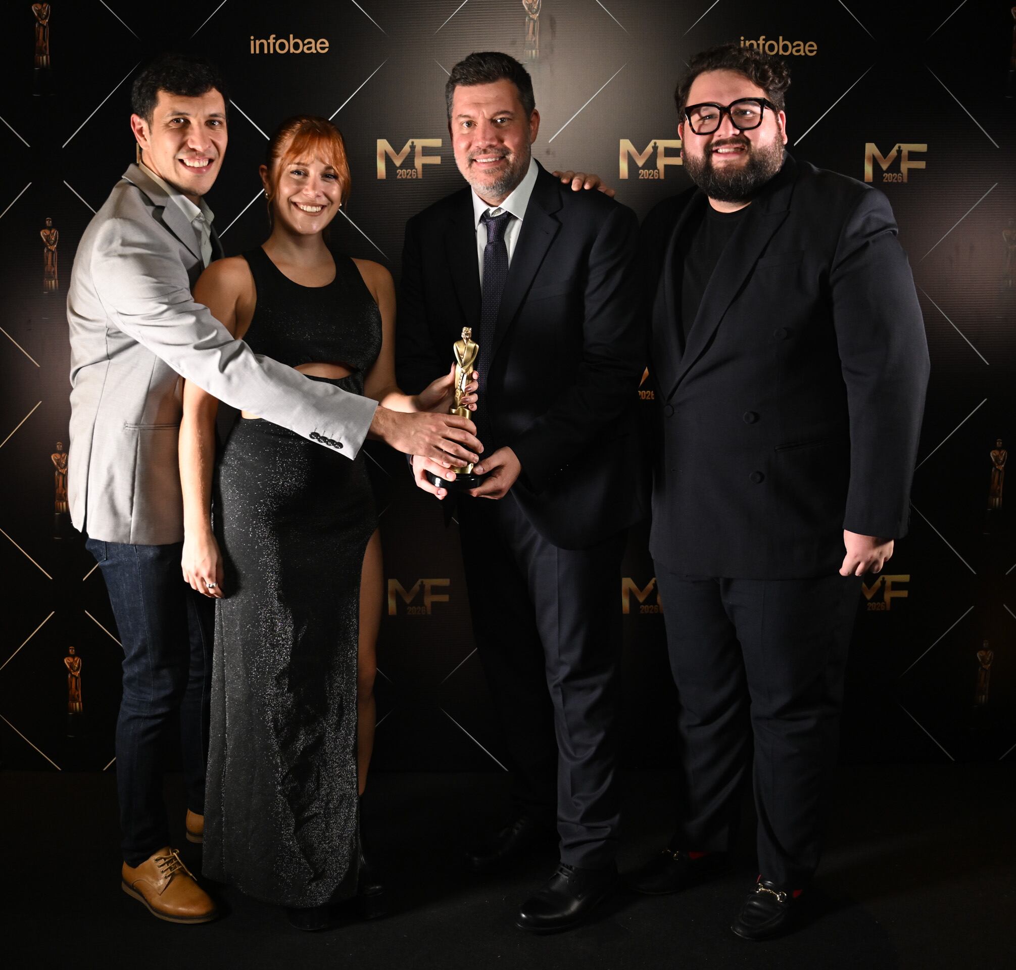 Jeremías Rodríguez, editor; Ailén Schaffner, cronista; Guido Valeri, director; y Juan Cruz Lodoli, editor de Bardeo News — Ganadores de Rubro Magazine