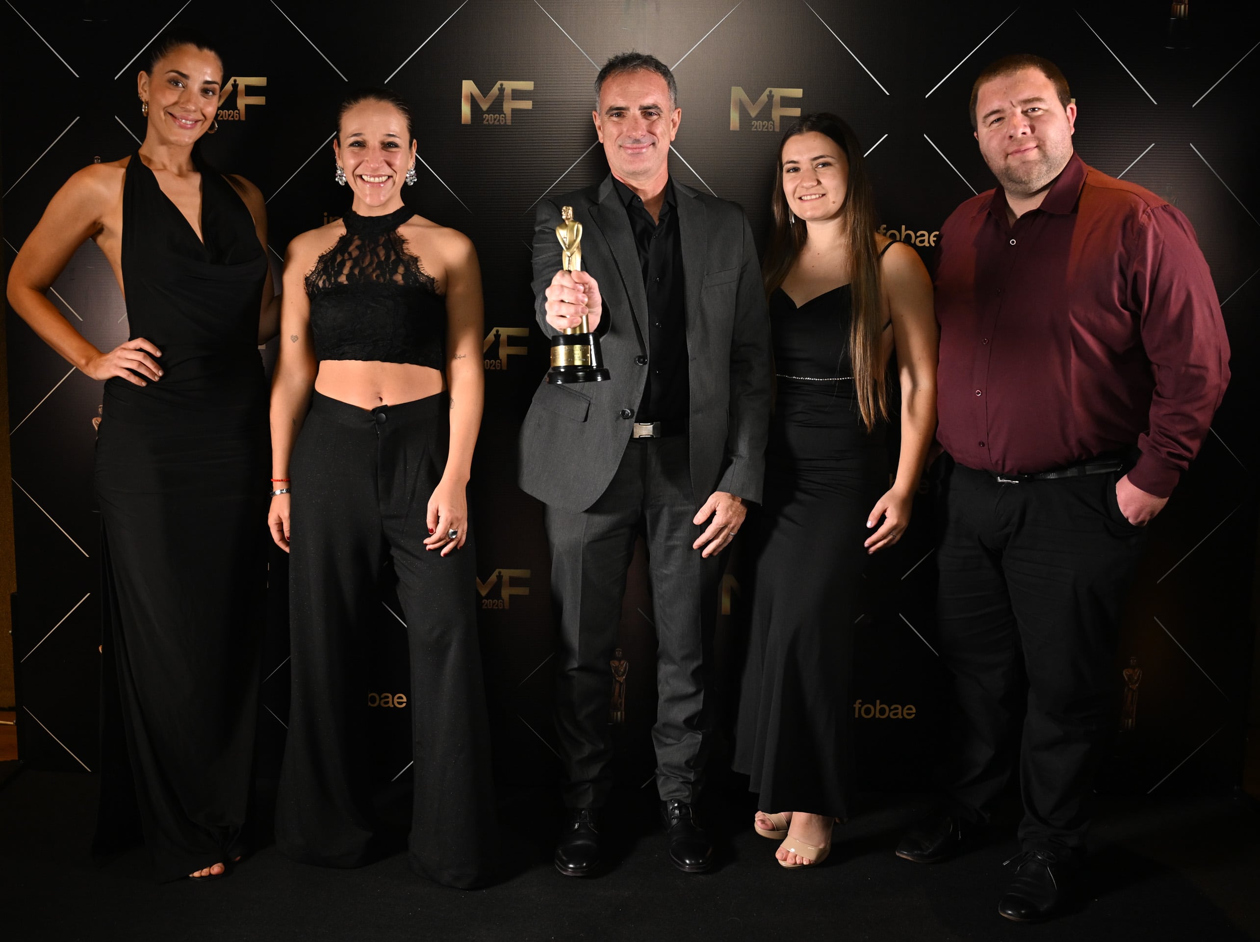 Bárbara Moreiro, cronista; Martina Fasce, redactora; Eugenia Ludmer, editora; Nicolás Gallardo, productor; y Sebastián Bustamante, director de rosarionuestro.com — Ganadores de Sitio de información general