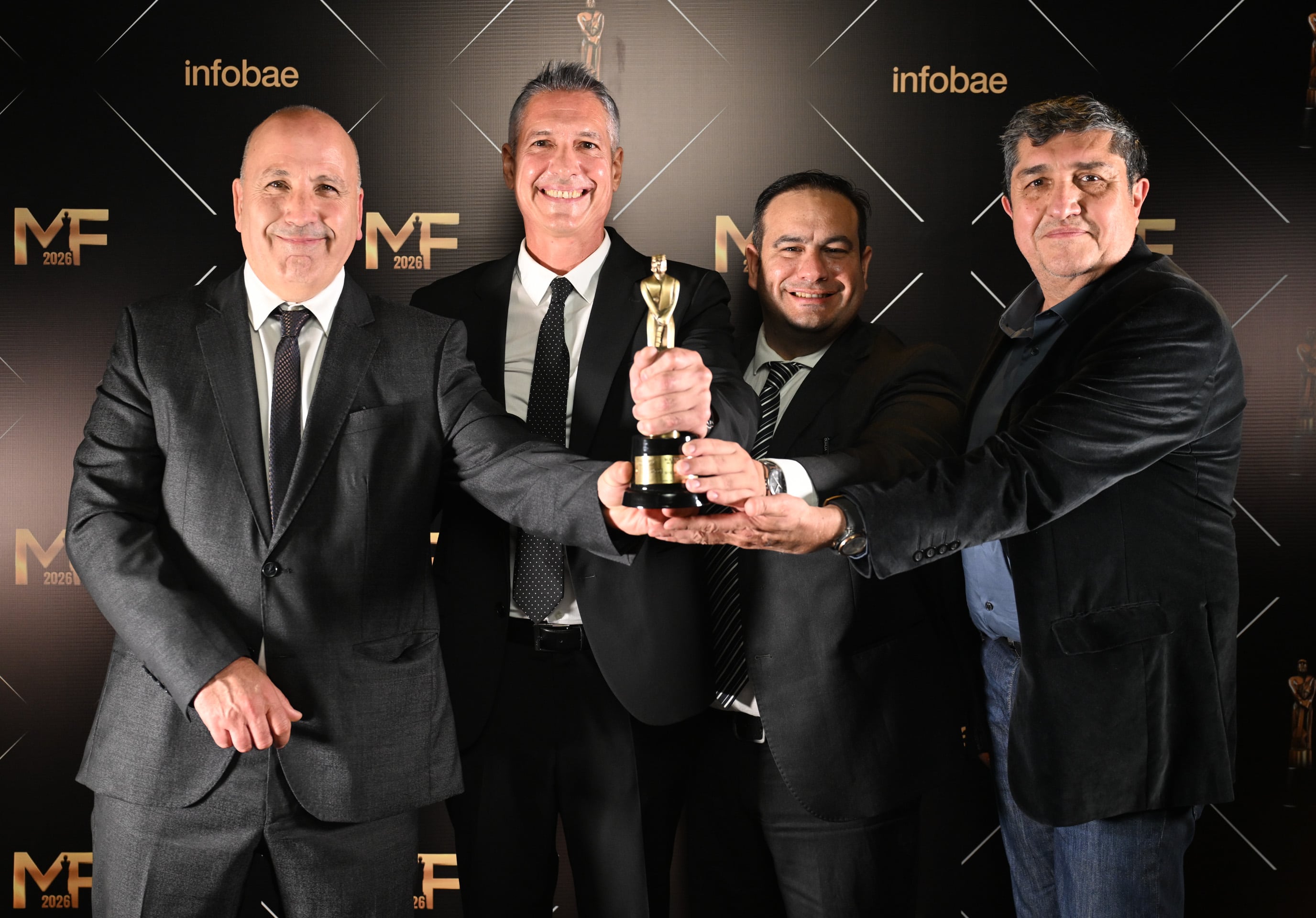 Sebastián Ignacio, director; Gonzalo Irazoqui, presidente; Enrique Iommi, gerente general; y Gabriel González, director de dib.com — Ganadores de Sitio de investigación
