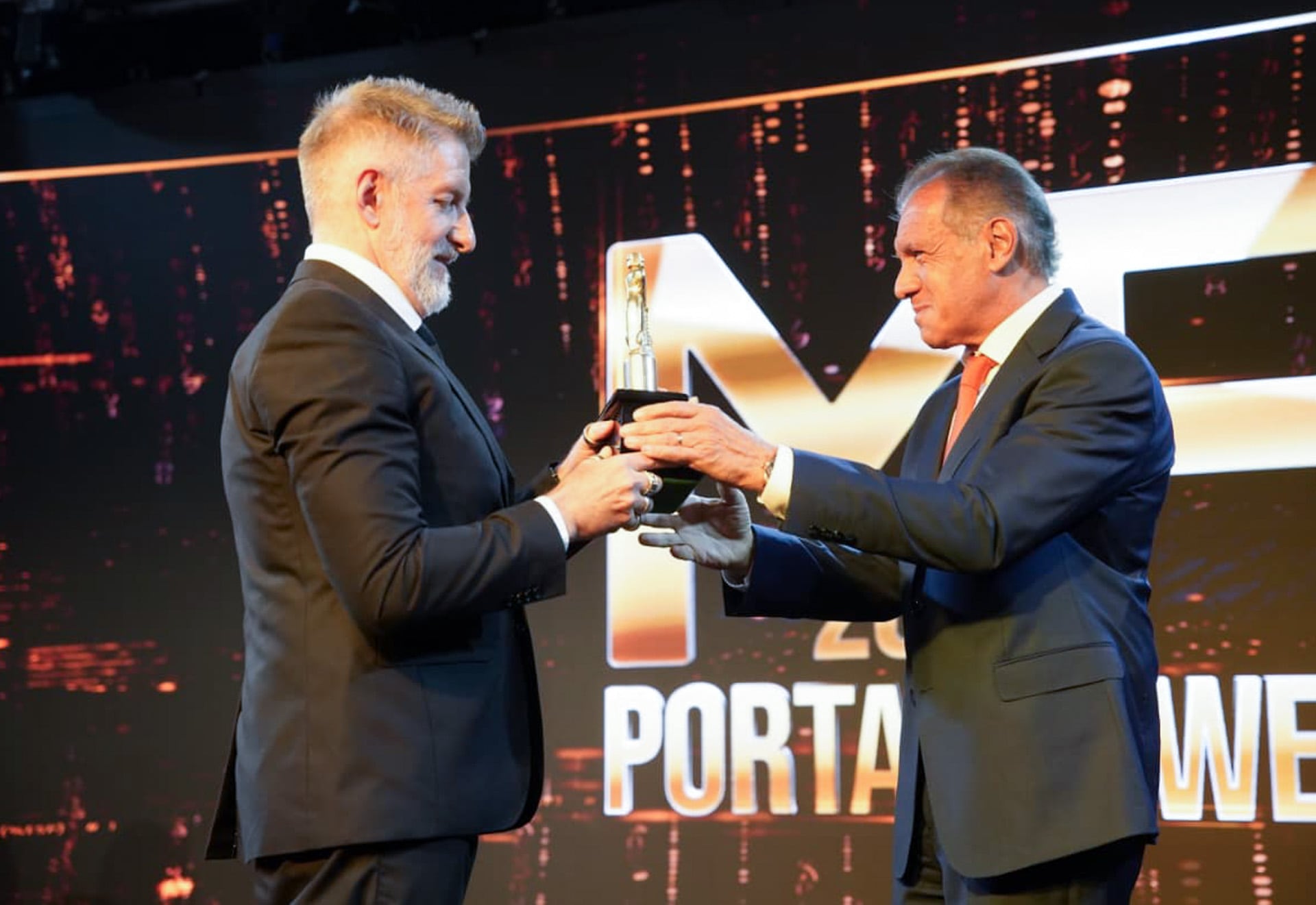 Daniel Hadad subió al escenario para entregarle el Martín Fierro de Oro a Luis Novaresio en el momento más esperado de la noche (RS Fotos)