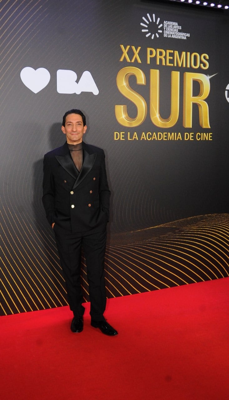 Juan Minujín, conductor de la ceremonia, optó por un traje de doble abotonadura y una polera transparente de Rouse Lasserre, con peinado hacia atrás