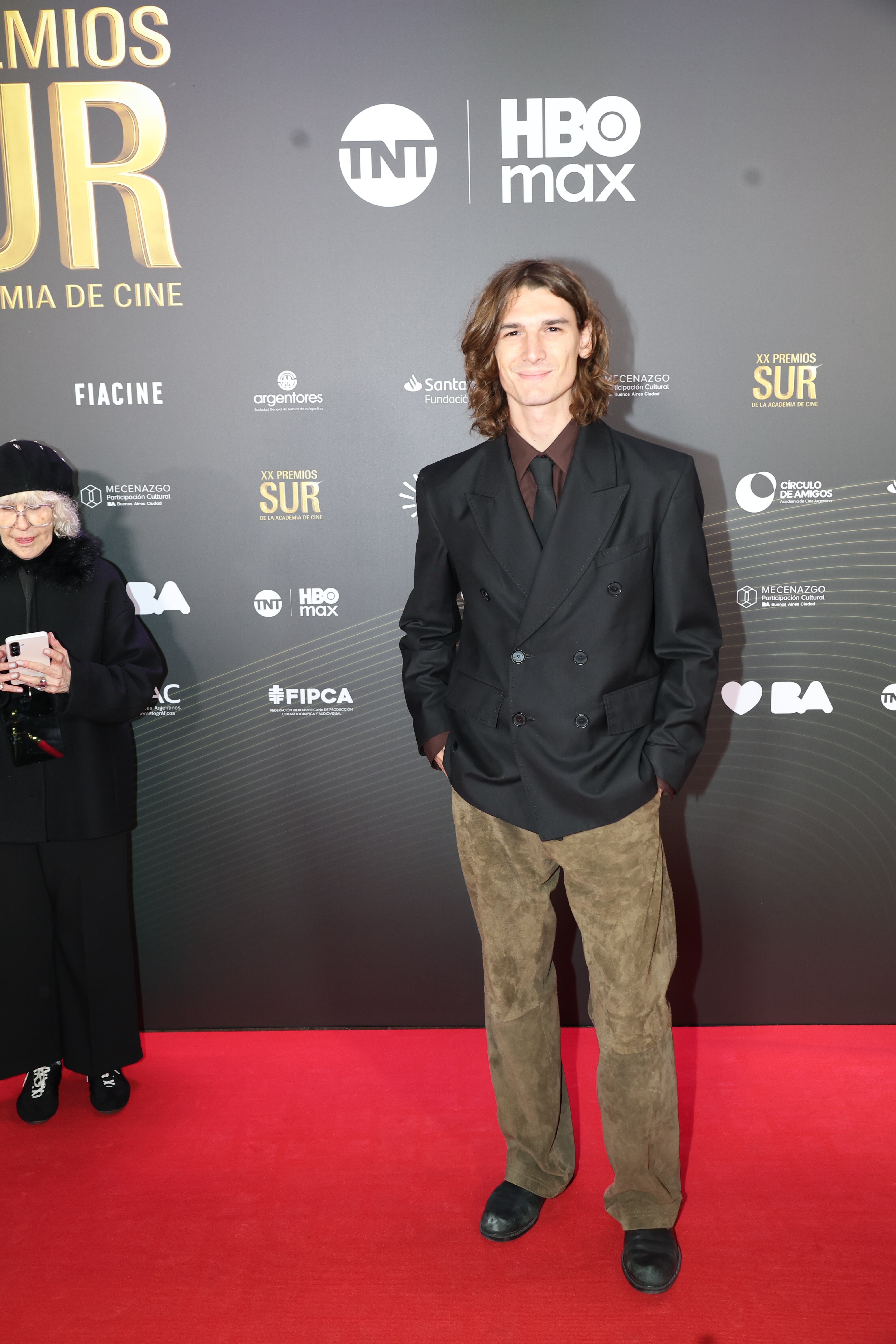 Ángelo Mutti Spinetta mezcló formalidad y casualidad con traje, corbata y jean de color