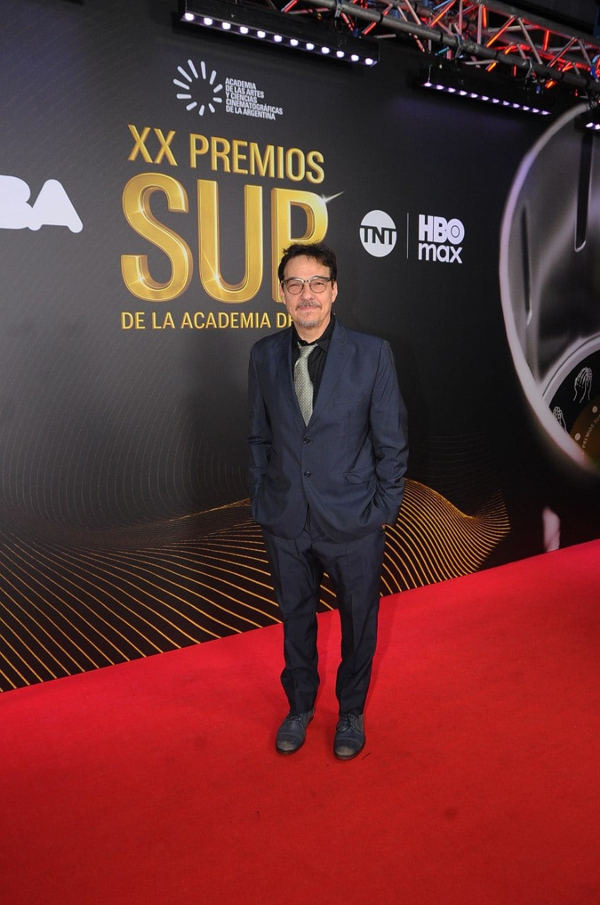 Fernán Mirás combinó un traje azul con camisa negra y corbata gris