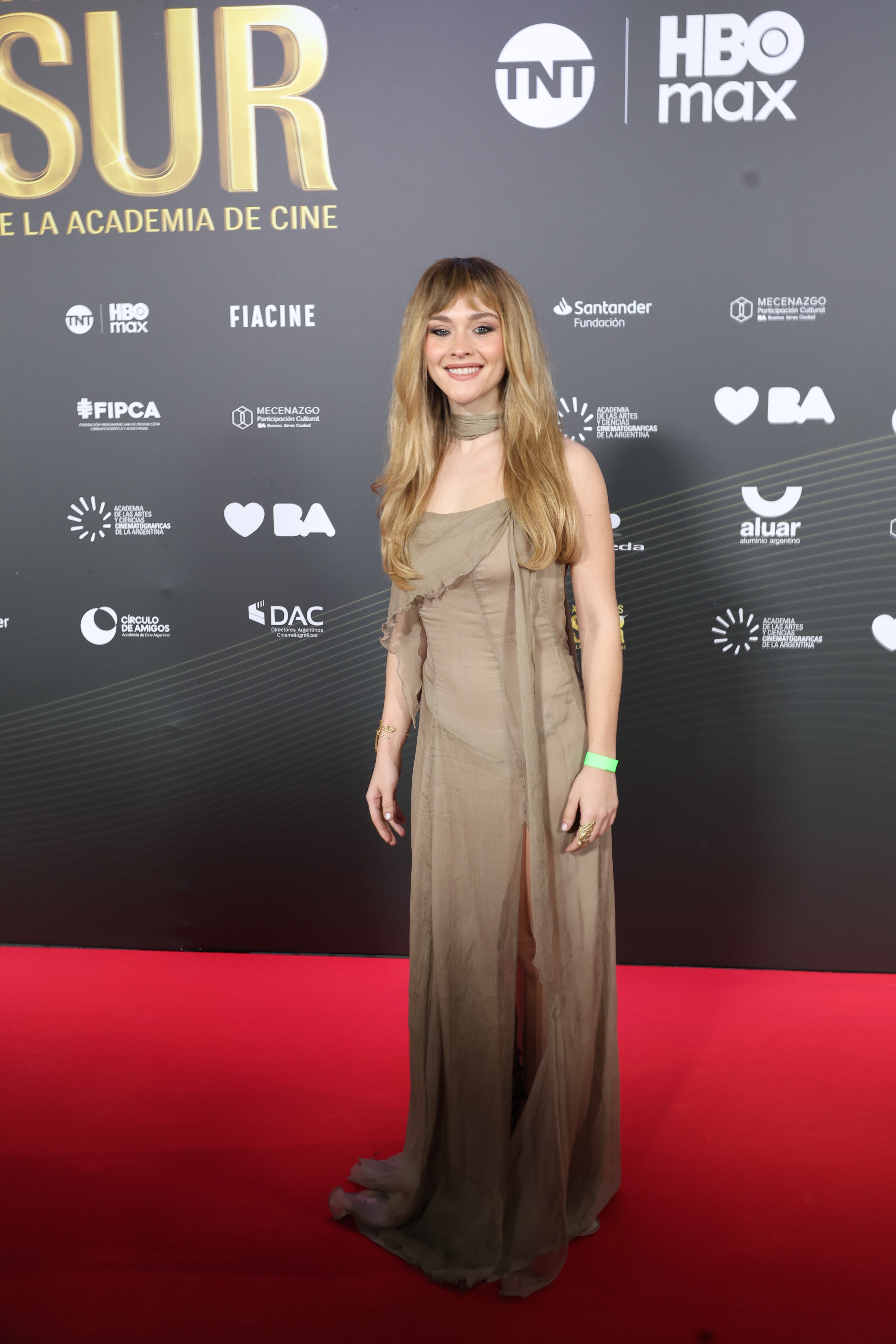 Minerva Casero deslumbró con un modelo de gasa irregular y escote en la espalda