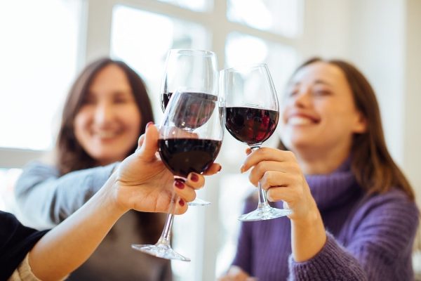 Las mujeres de mediana edad beben más y saben menos sobre el riesgo de cáncer de mama