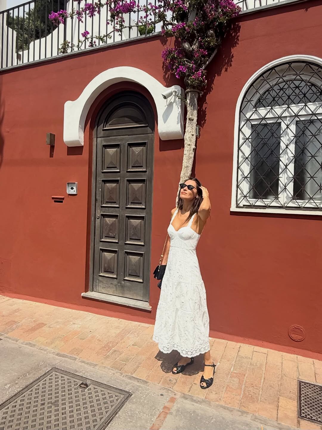 Durante sus vacaciones en Capri, Pampita lució un vestido blanco de encaje calado, una de las prendas asociadas al verano 2026 (Instagram)
