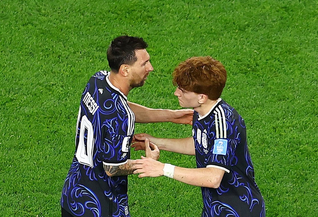 Momento histórico para el Colo Barco: 27 de junio de 2026, debuta en un Mundial ante Jordania; acá el momento en que fue reemplazado por Lio Messi en el estadio de Dallas (Foto: REUTERS/Issei Kato)