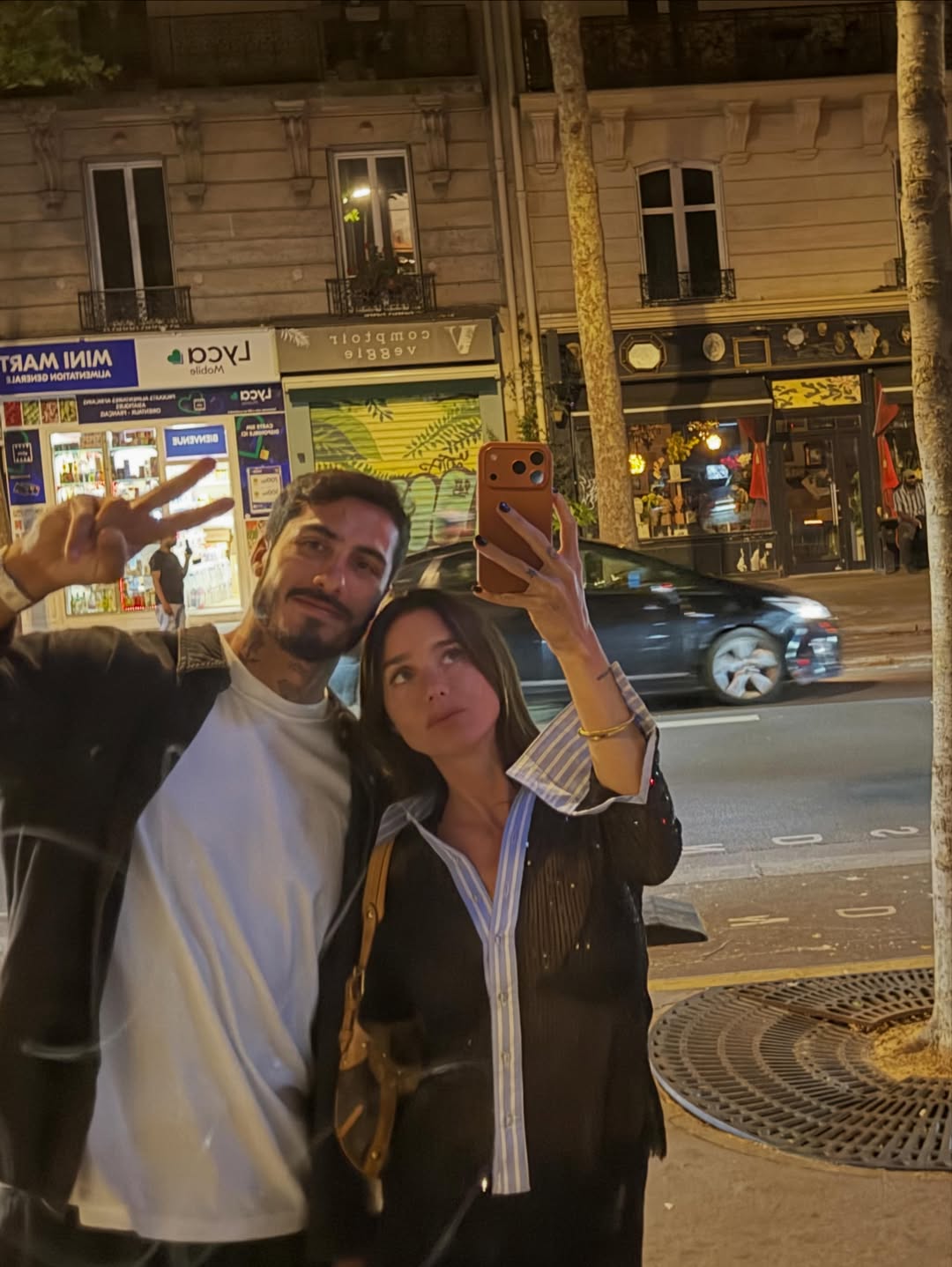 Lucía y Nicolás posan juntos en una calle iluminada de París