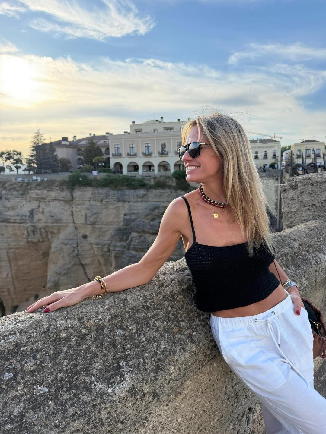 Ronda abrió el recorrido de Mariana Fabbiani por Andalucía con postales del Tajo y una terraza con vista al valle