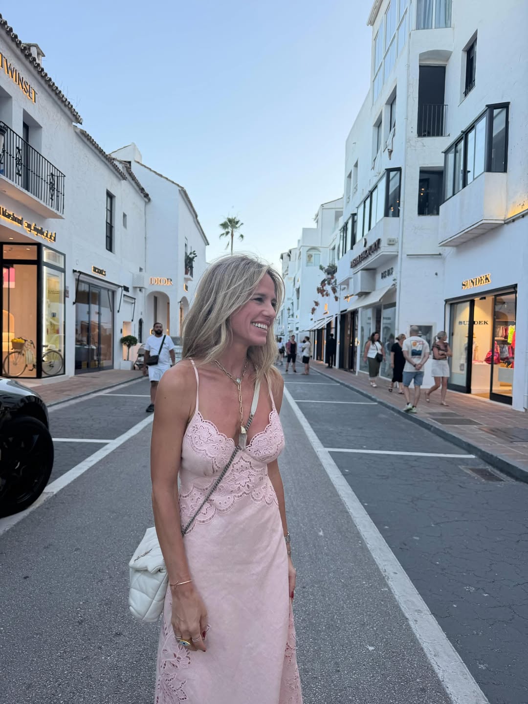 En Marbella, Mariana Fabbiani visitó Puerto Banús, caminó entre boutiques internacionales y compartió una comida frente al mar