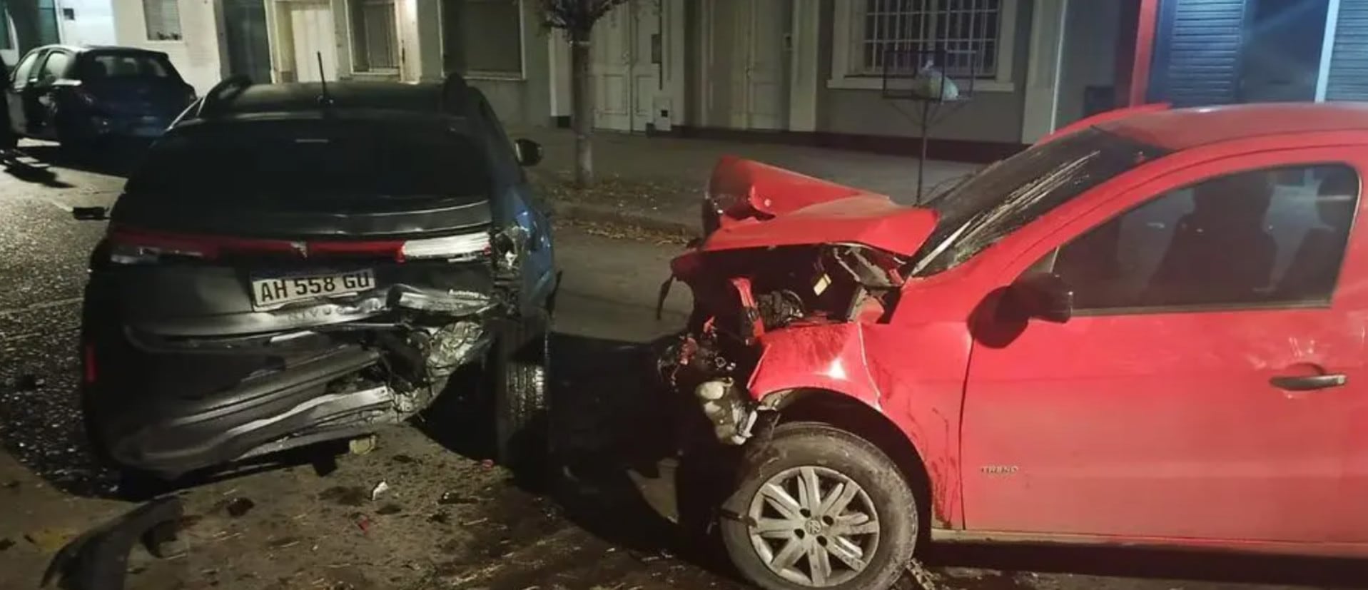 Un policía de franco sufrió el robo de su auto, lo que provocó un choque y la posterior huida a pie de los asaltantes en La Plata (LaBuenaInfo)