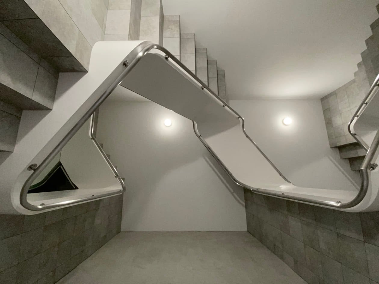 Sorprende por la monumentalidad de algunas de sus creaciones, en las que están muy presentes ascensores, escaleras y cabinas de avión