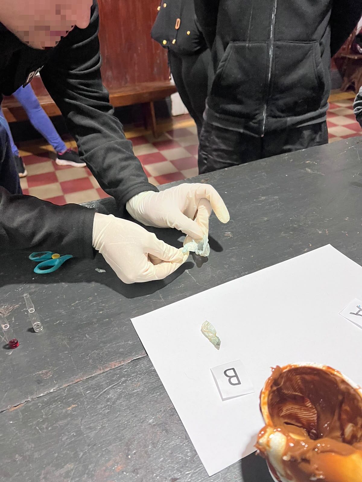“Les traje el postre a mis hermanos”: intentó ingresar cocaína oculta en un pote de dulce de leche y terminó detenida