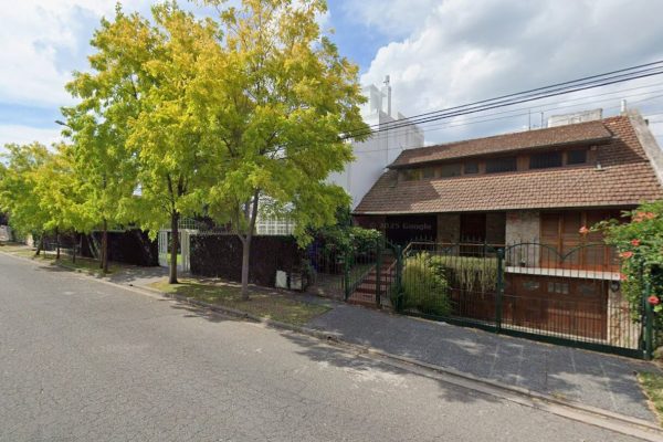 “Llevate todo”: el desesperado pedido de una mujer a un motochorro tras dejar a su hijo y a un amiguito frente a una casa