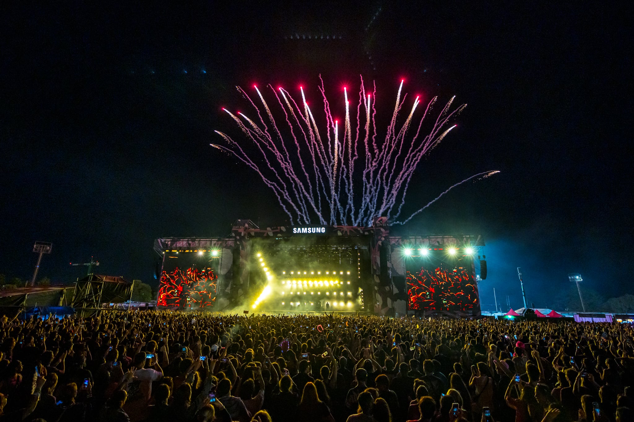 Una masiva audiencia disfruta del espectáculo de luces y fuegos artificiales sobre el escenario principal de Lollapalooza Argentina, en una noche inolvidable.