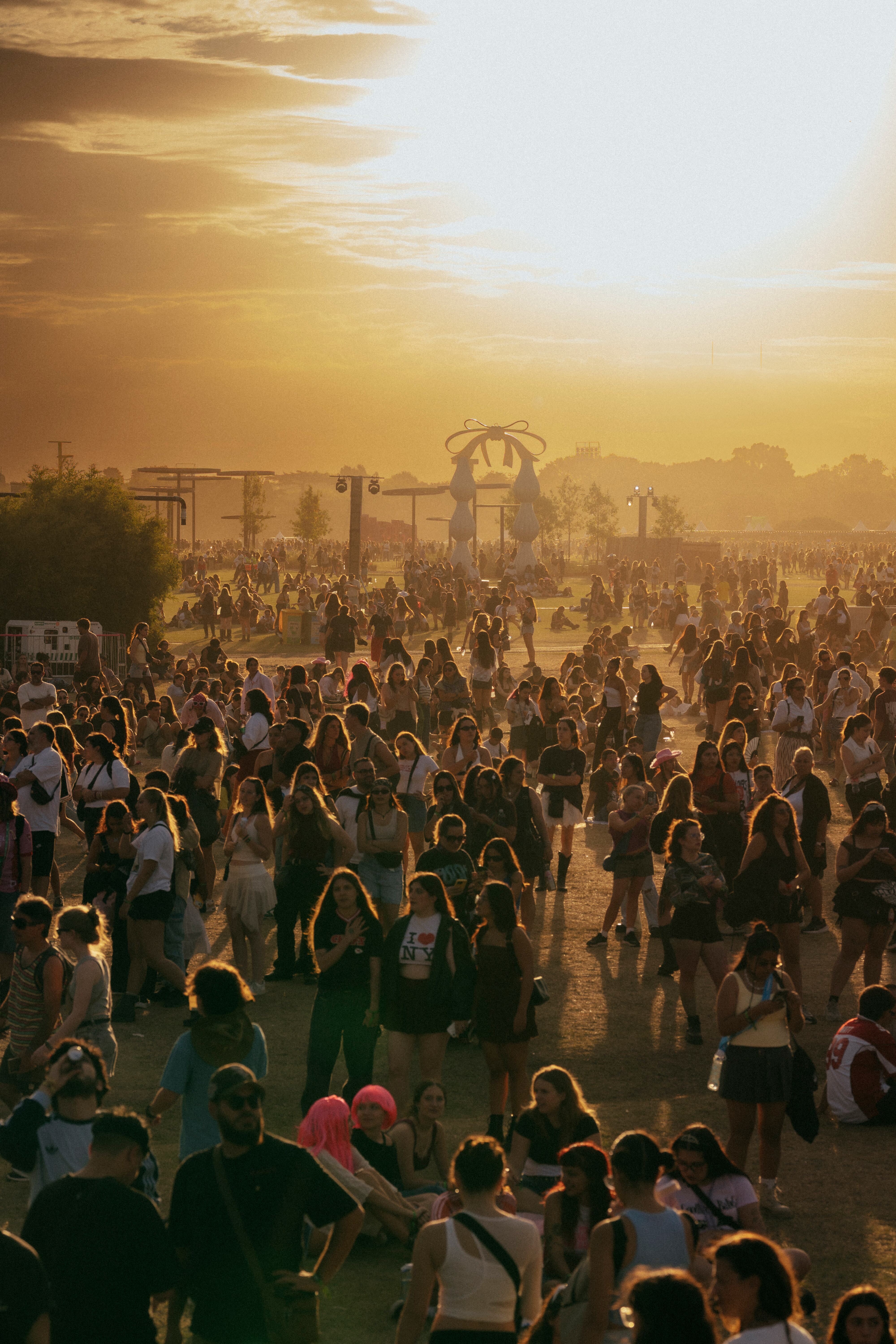 Miles de asistentes disfrutan del ambiente vibrante de Lollapalooza Argentina al atardecer, anticipando la próxima edición de 2027 con gran entusiasmo.
