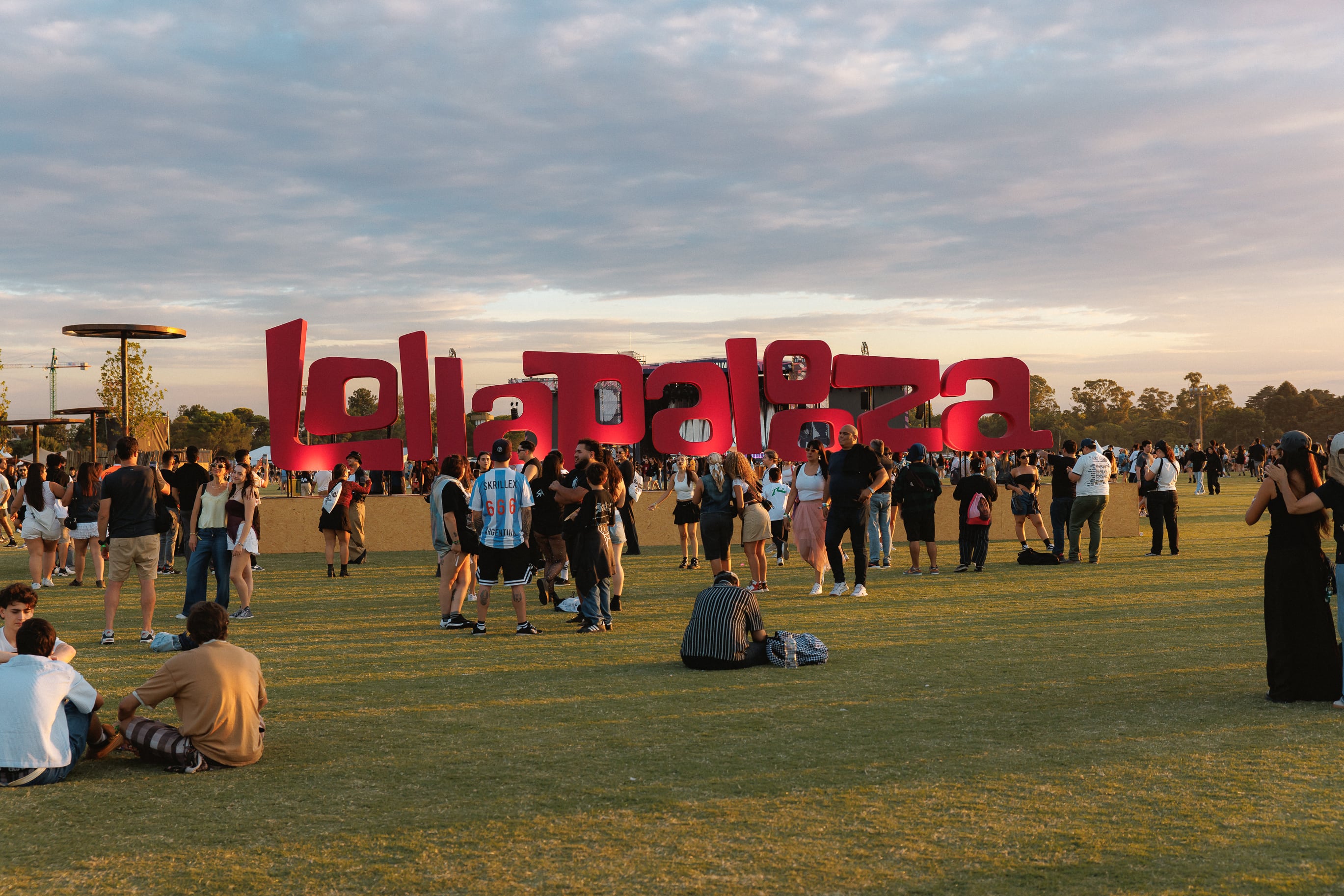 Asistentes disfrutan del ambiente en Lollapalooza Argentina, un festival que promete ser la experiencia musical más esperada del año.