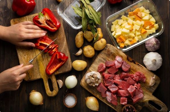 Lavado correcto de manos y utensilios, separación de productos crudos y cocidos, cocción completa y refrigeración adecuada son medidas clave para proteger la salud familiar frente a bacterias y otros patógenos alimentarios - Imagen Freepik.