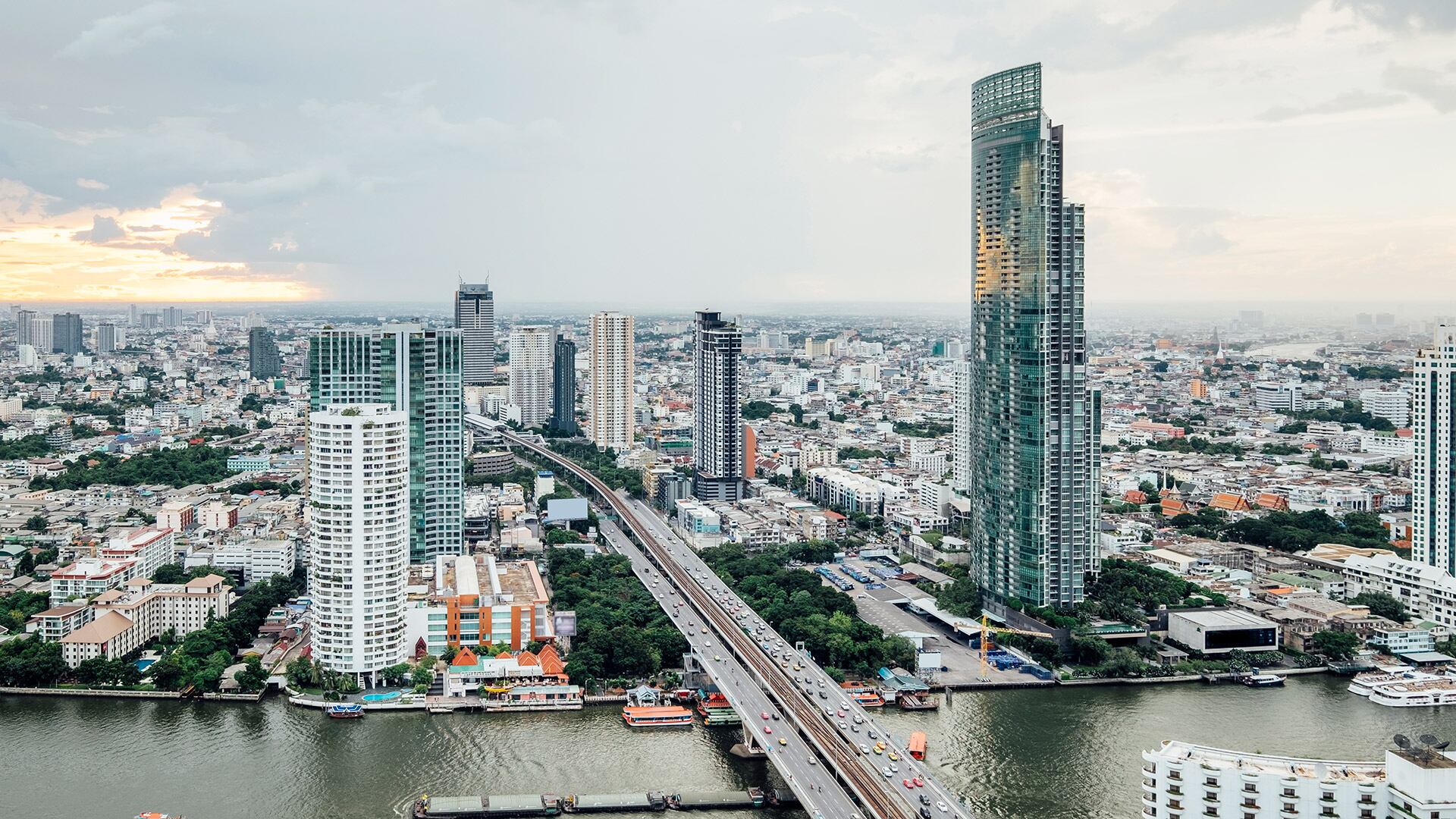 Bangkok muestra cómo la alegría cromática y la tradición pueden convivir en espacios urbanos. Freepik