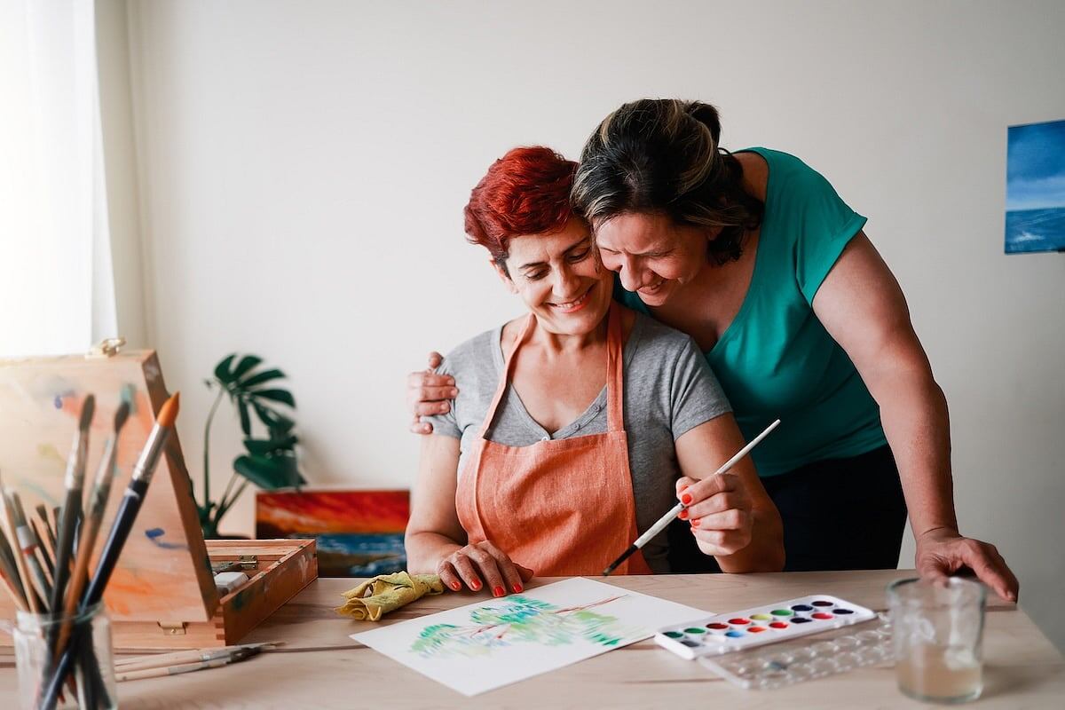 Los adultos LGBTQ+ mayores temen menos apoyo a medida que envejecen, según muestra una encuesta