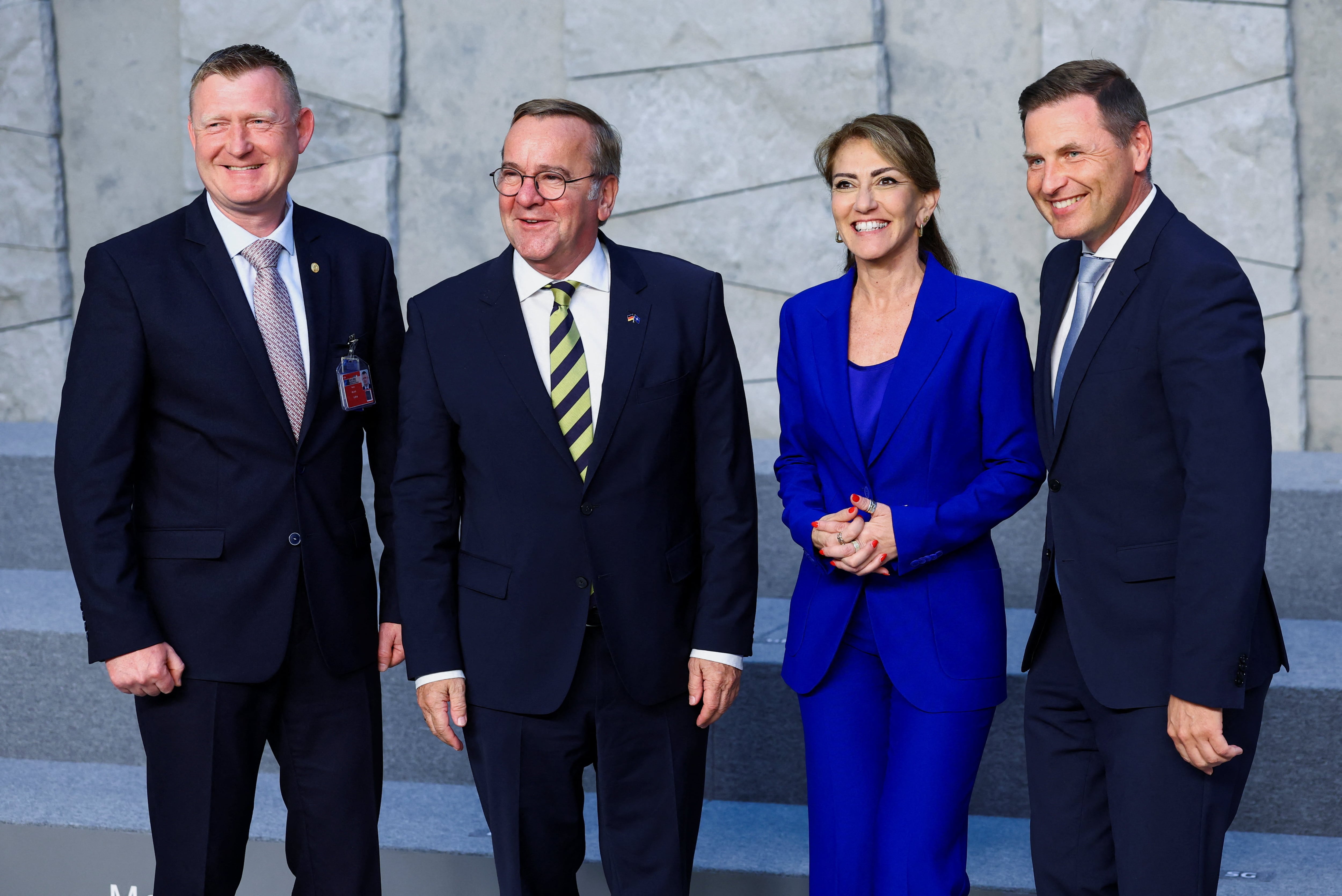 El ministro de Defensa letón, Raivis Melnis, el ministro de Defensa alemán, Boris Pistorius, el ministro de Defensa neerlandés, Dilan Yesilgoz-Zegerius, y el ministro de Defensa estonio, Hanno Pevkur, posan antes de participar en una foto de grupo durante una reunión de ministros de Defensa de la OTAN en la sede de la alianza en Bruselas, Bélgica (REUTERS/Yves Herman)