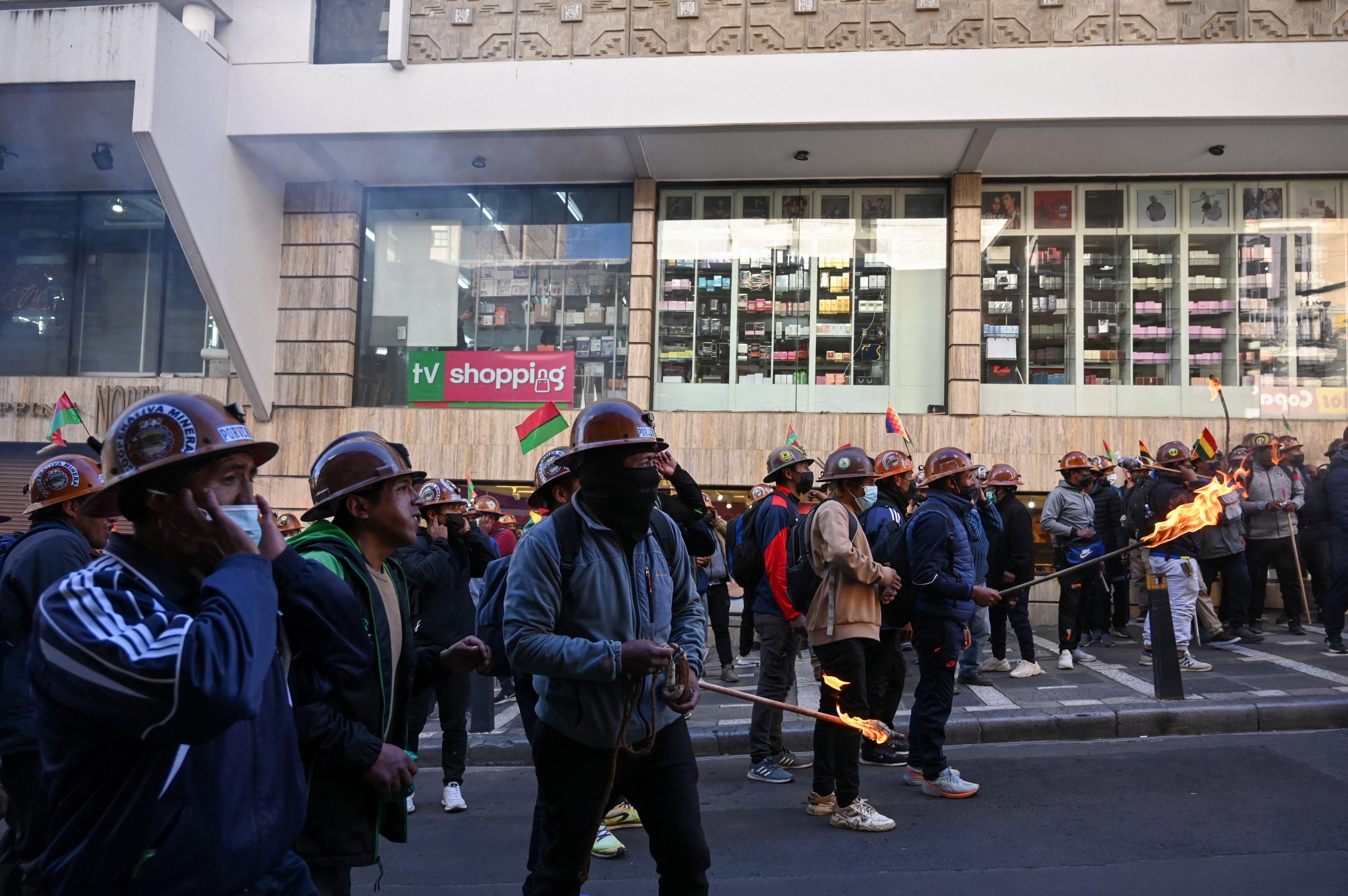 Manifestantes de sindicatos mineros portan antorchas frente a la policía durante protestas contra el gobierno del presidente Rodrigo Paz en medio de una crisis económica y de combustible, en La Paz, Bolivia, 14 de mayo de 2026. REUTERS/Claudia Morales