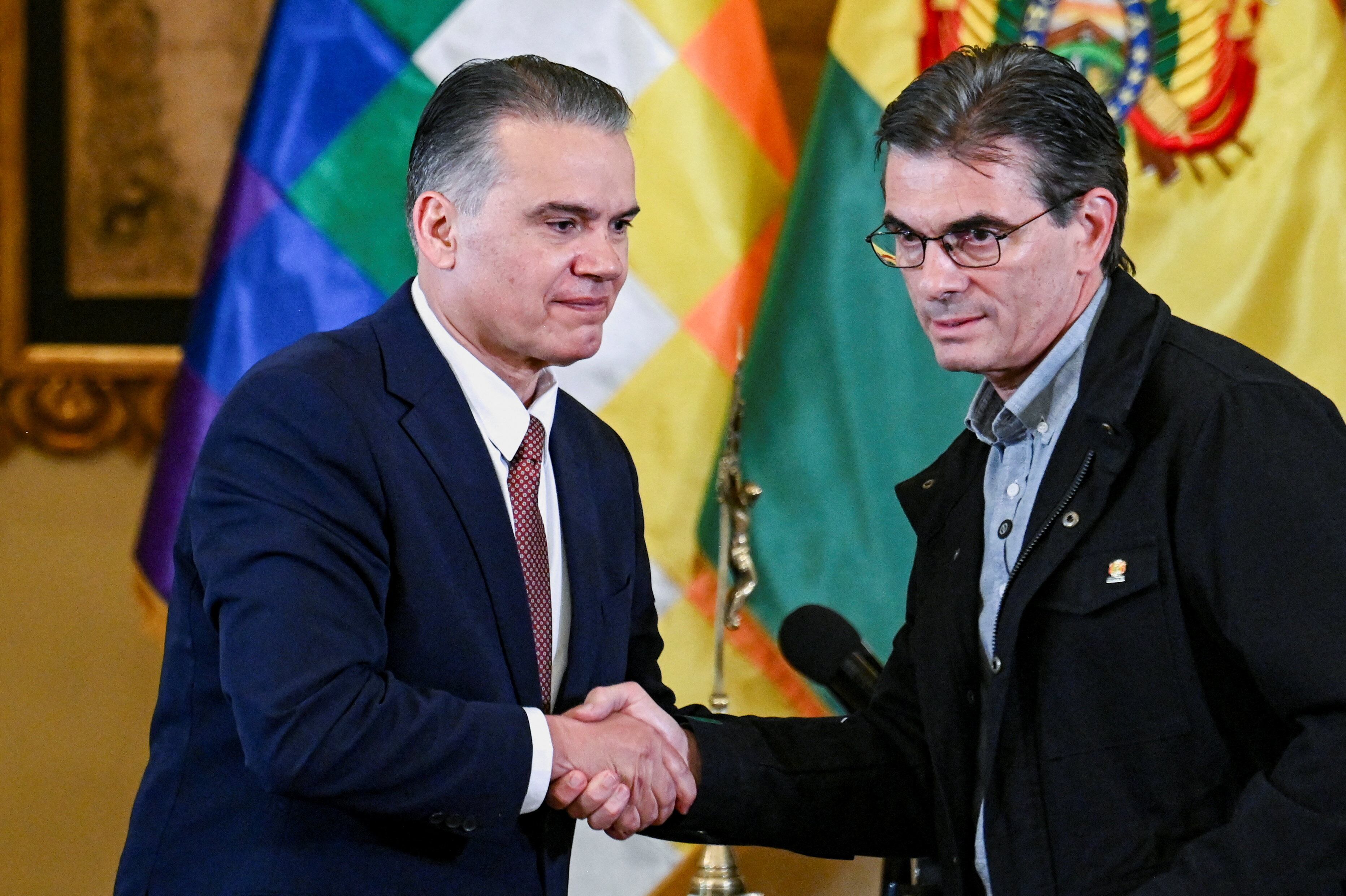 Bolivia's President Rodrigo Paz shakes hands with Ernesto Justiniano after naming him defence minister following the resignation of Defence Minister Marcelo Salinas amid intensifying protests during Paz's administration, as Paz faces calls to resign, in La Paz, Bolivia, June 3, 2026. REUTERS/Claudia Morales