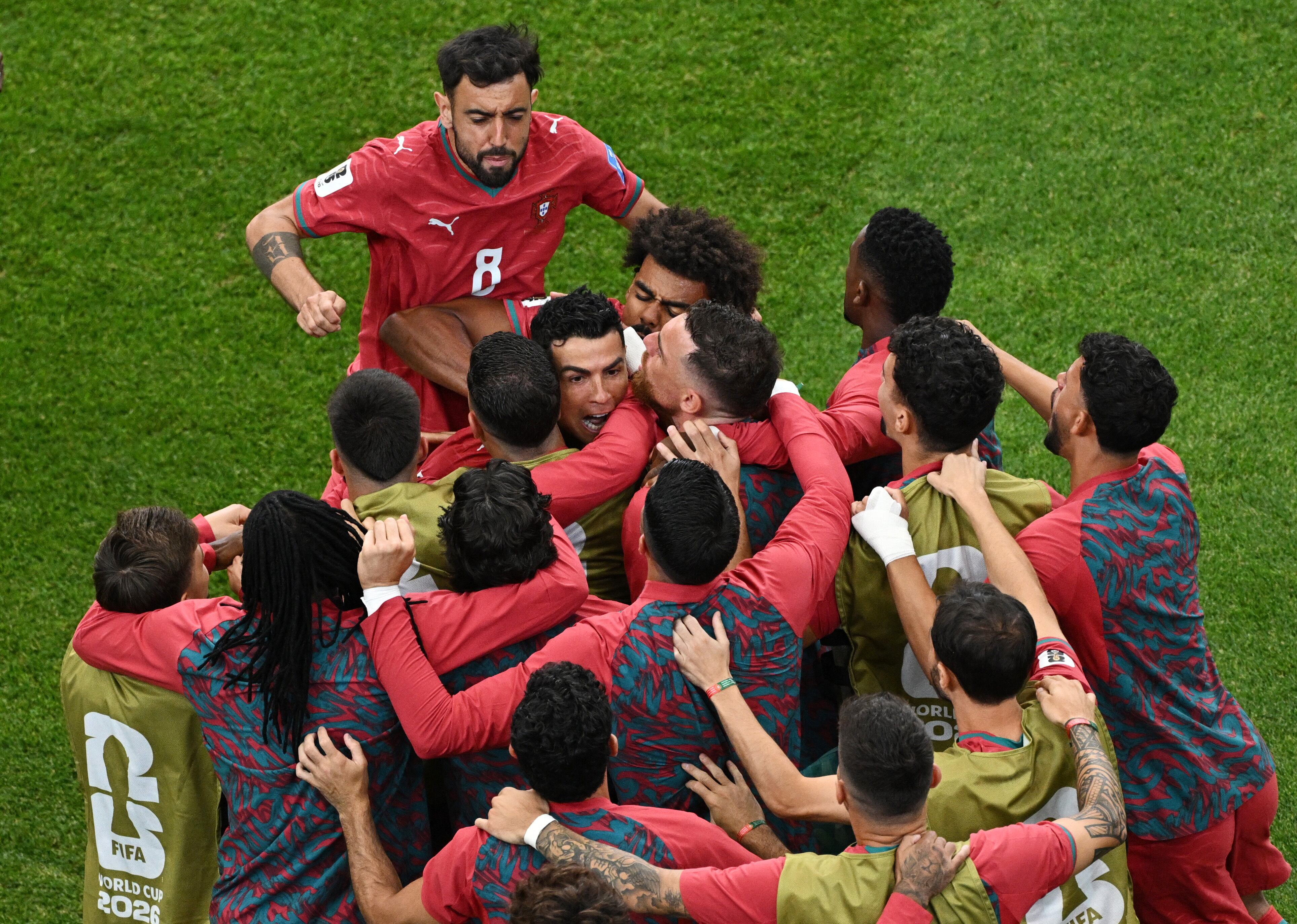 El alocado festejo de Cristiano Ronaldo con sus compañeros tras el primer tanto (Foto: Reuters/Annegret Hilse)