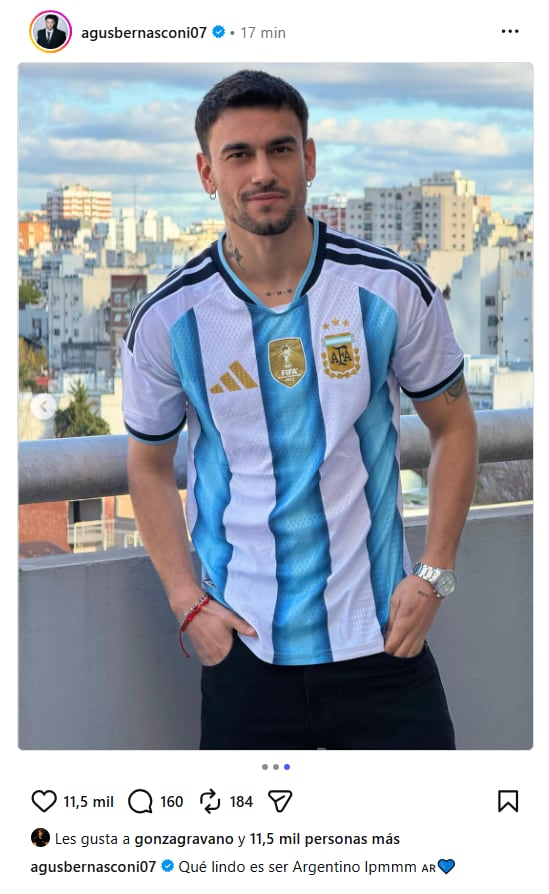 Agustín Bernasconi posó con la última camiseta de Argentina para celebrar el triunfo