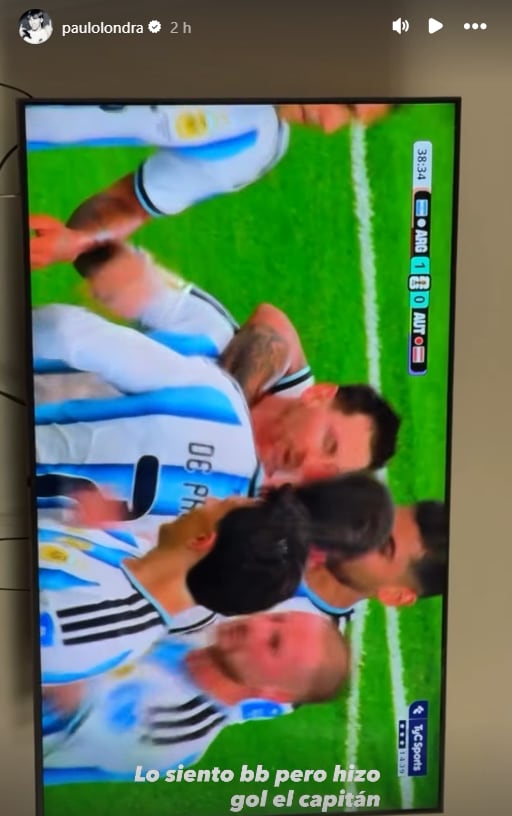 Paulo Londra siguió el partido por televisión y celebró el gol del capitán en la victoria de Argentina sobre Austria