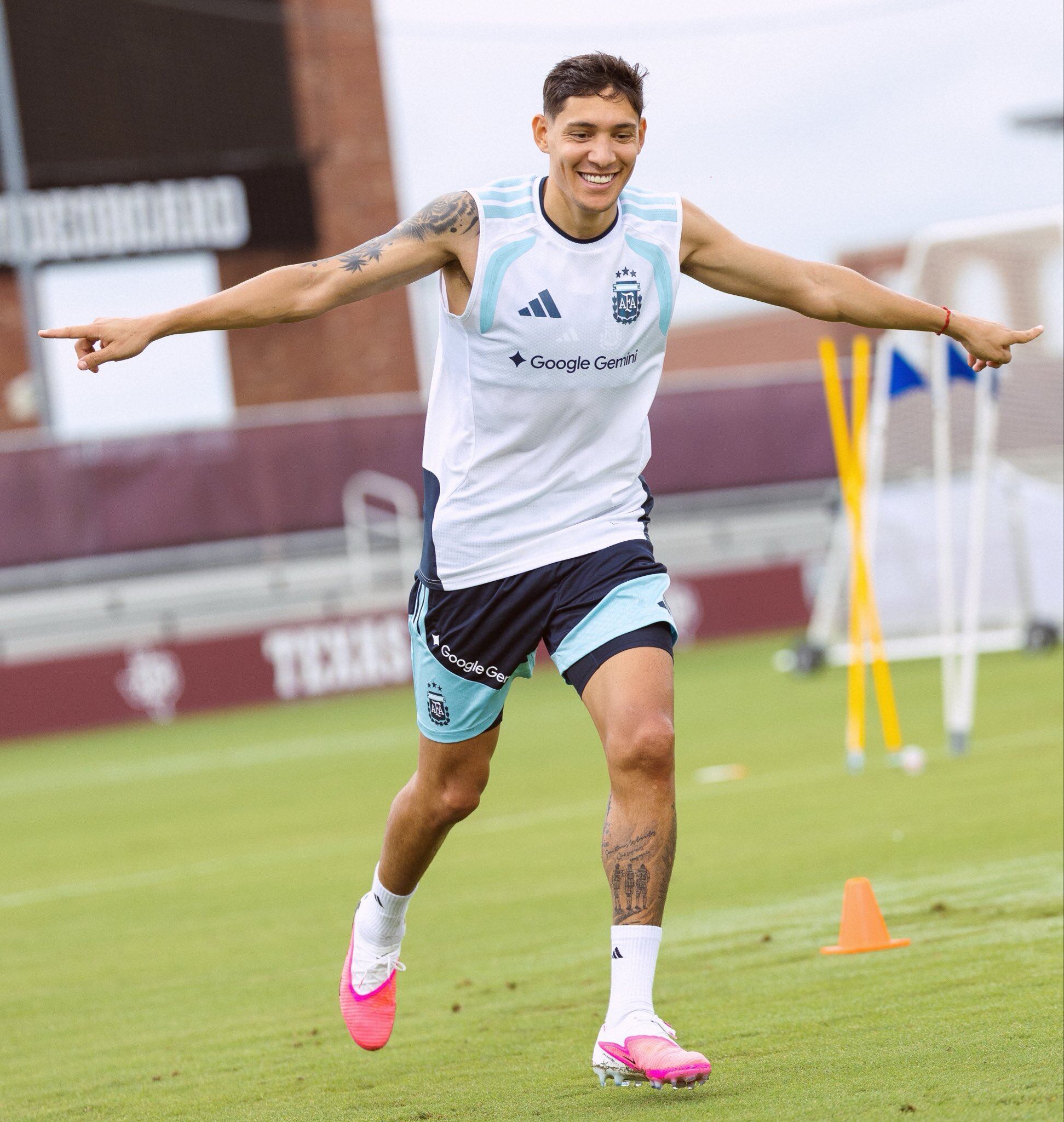 Molina se sigue recuperando de su desgarro, aunque podría llegar en condiciones para el debut contra Argelia (@Argentina)