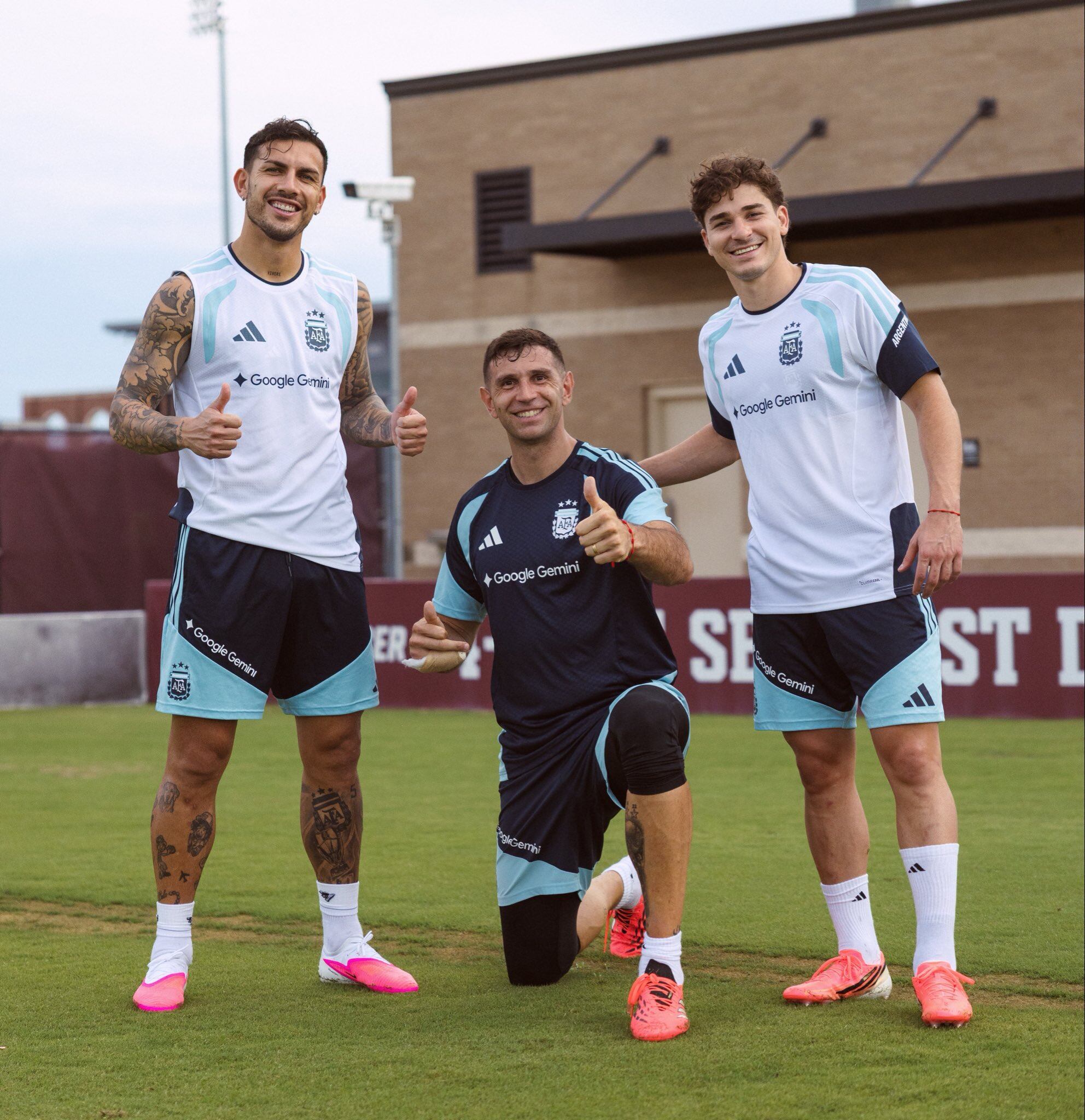 Leandro Paredes, Dibu Martínez y Julián Álvarez están con algunas molestias, pero llegarán en plenitud para el debut (@Argentina)
