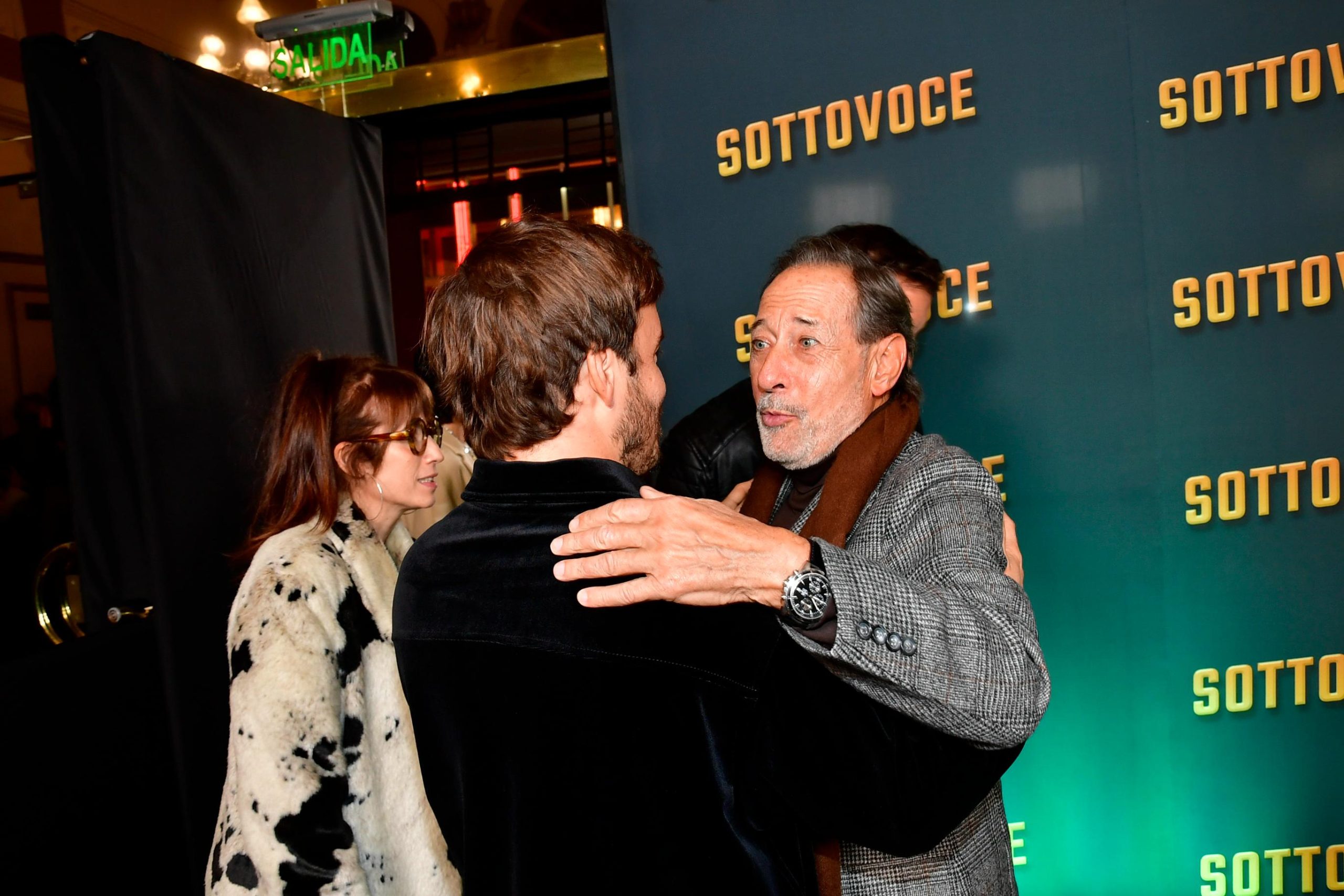Los mejores looks de los famosos en Sottovoce, la comedia de Adrián Suar, Carla Peterson, Fernán Mirás y Lorena Vega