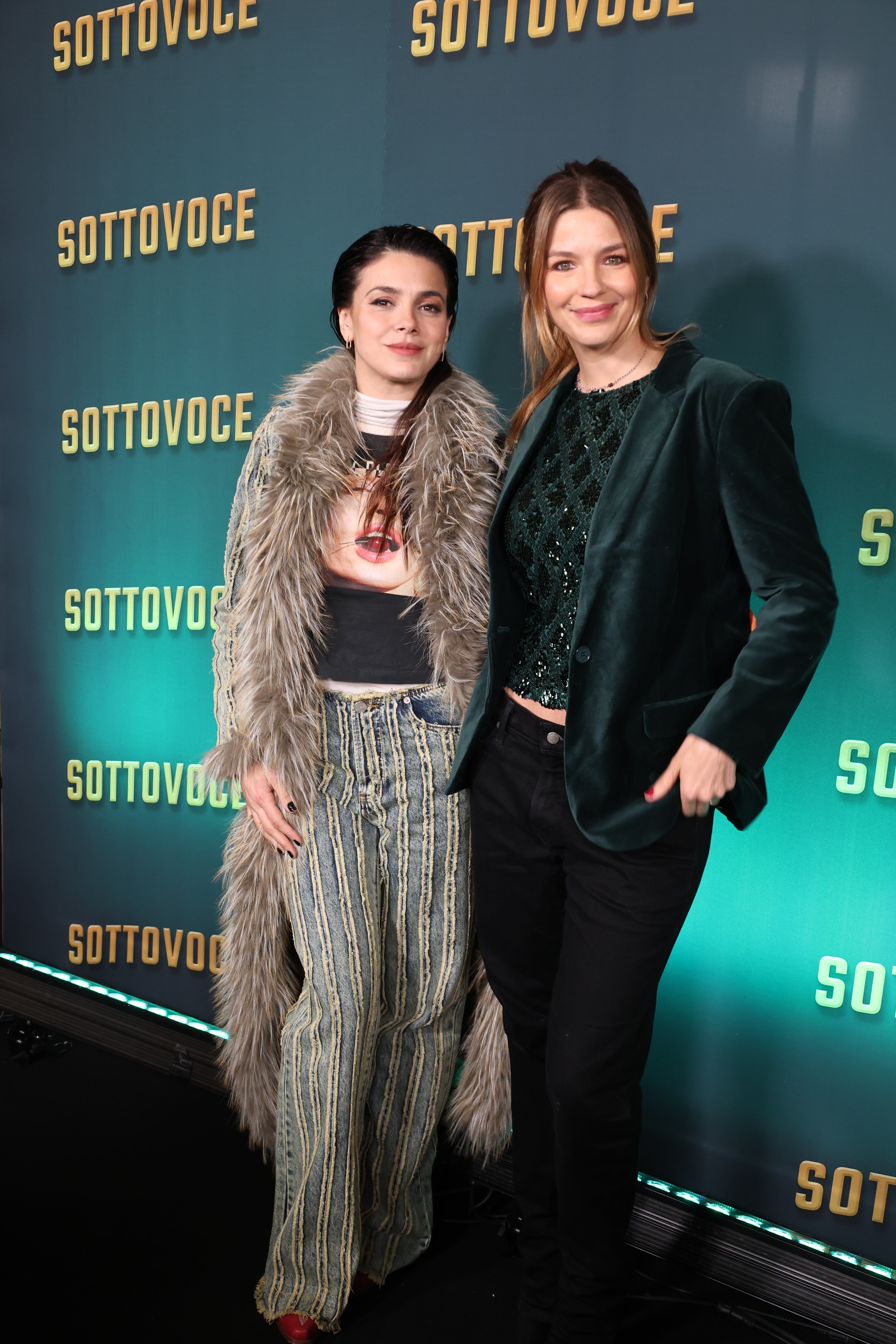 Natalie Pérez y Marcela Kloosterboer, amigas desde Las Estrellas, asistieron a la función (RSFotos)