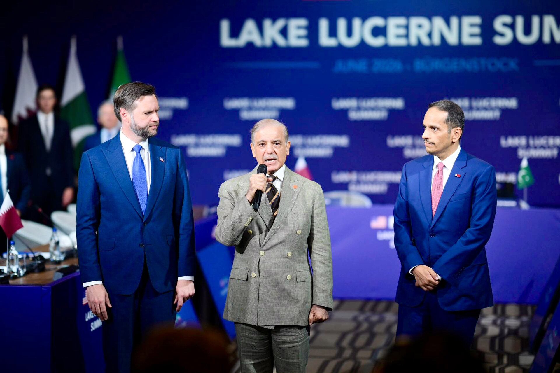 El primer ministro Shehbaz Sharif, el vicepresidente de EEUU, JD Vance, y el primer ministro de Qatar hablan con los medios de comunicación antes de las conversaciones en Suiza (EP)